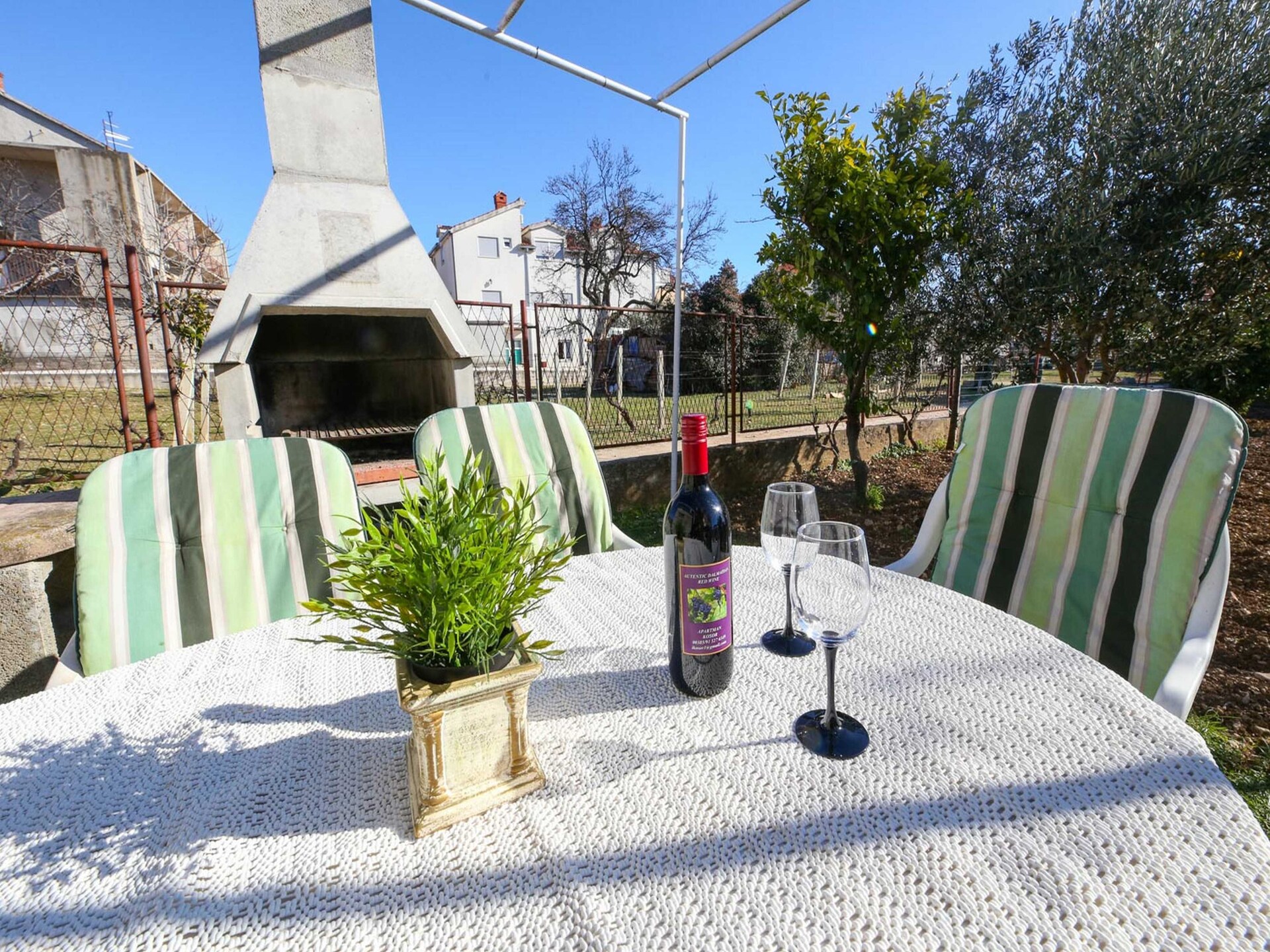 Ruim appartement met zeezicht en terras op 300 meter van het strand in Kaštel Štafilić - foto 20