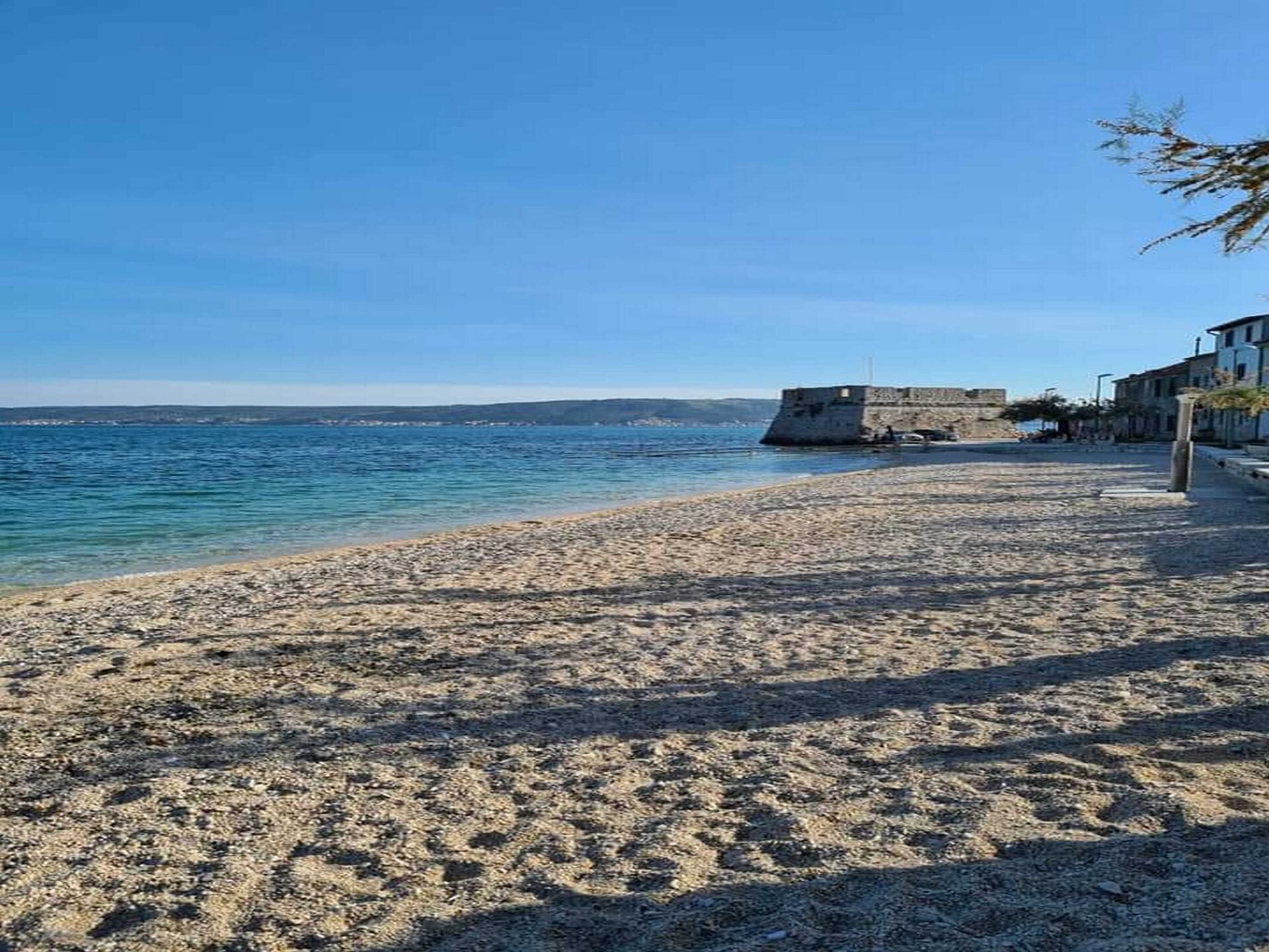 Ruim appartement met zeezicht en terras op 300 meter van het strand in Kaštel Štafilić - foto 28