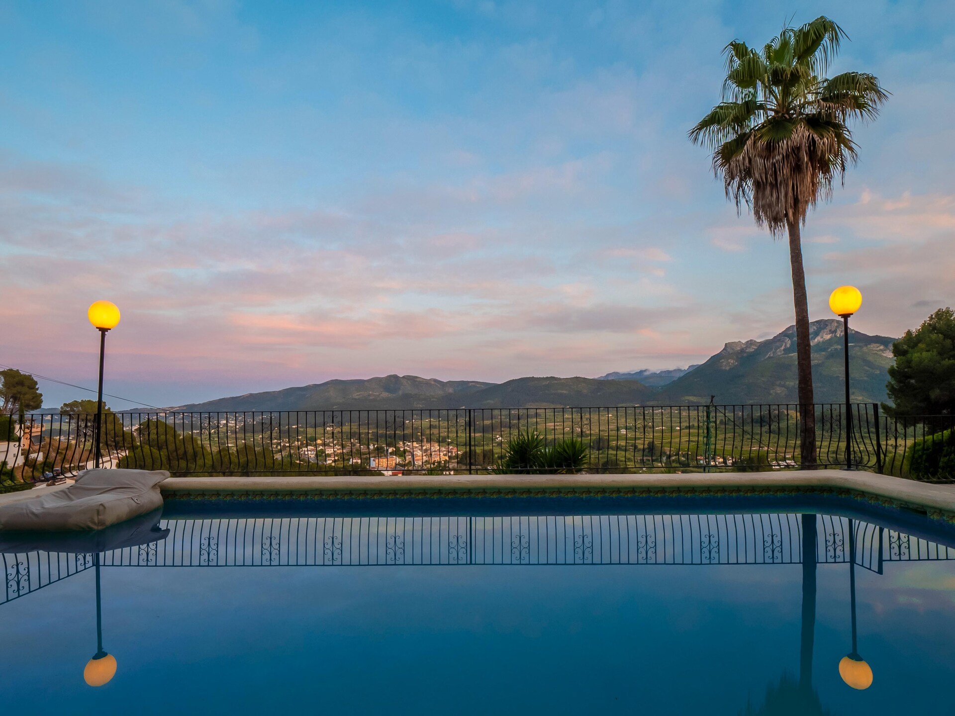 Villa Vista: Luxe Ibiza-stijl villa met panoramisch uitzicht over de Challon-vallei - foto 6