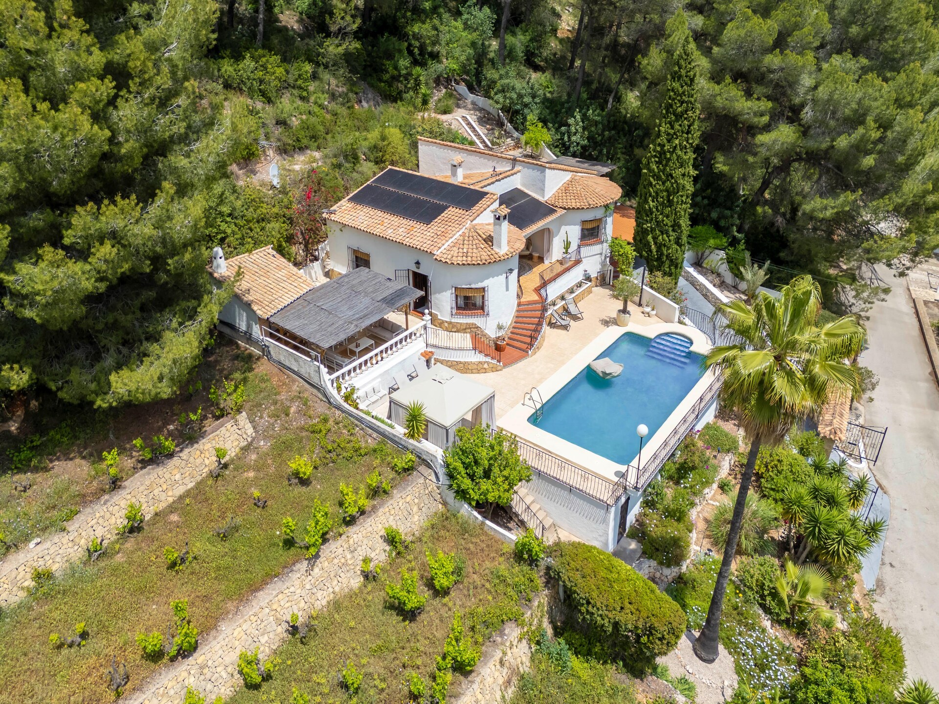 Villa Vista: Luxe Ibiza-stijl villa met panoramisch uitzicht over de Challon-vallei - foto 1