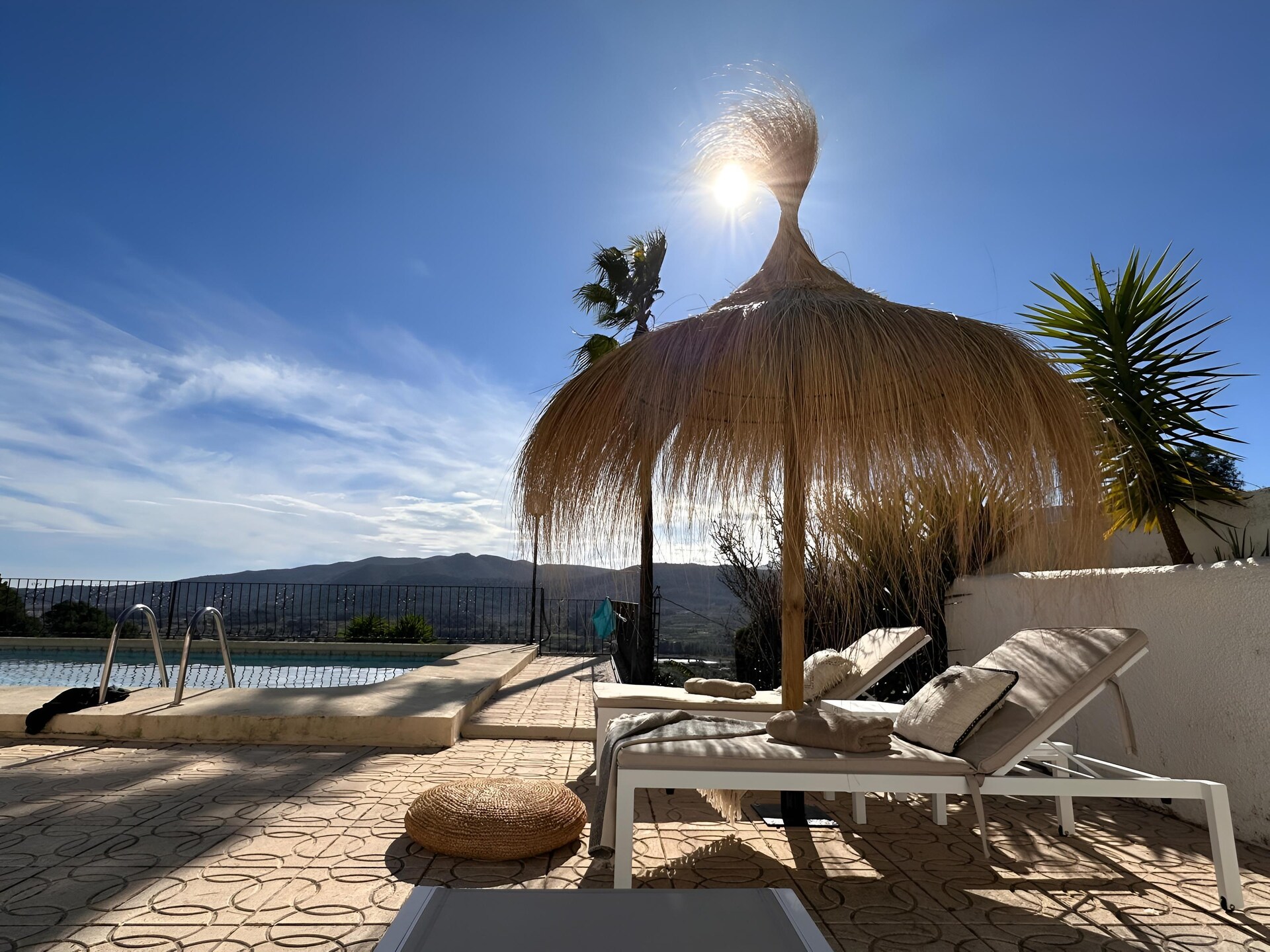 Villa Vista: Luxe Ibiza-stijl villa met panoramisch uitzicht over de Challon-vallei - foto 28