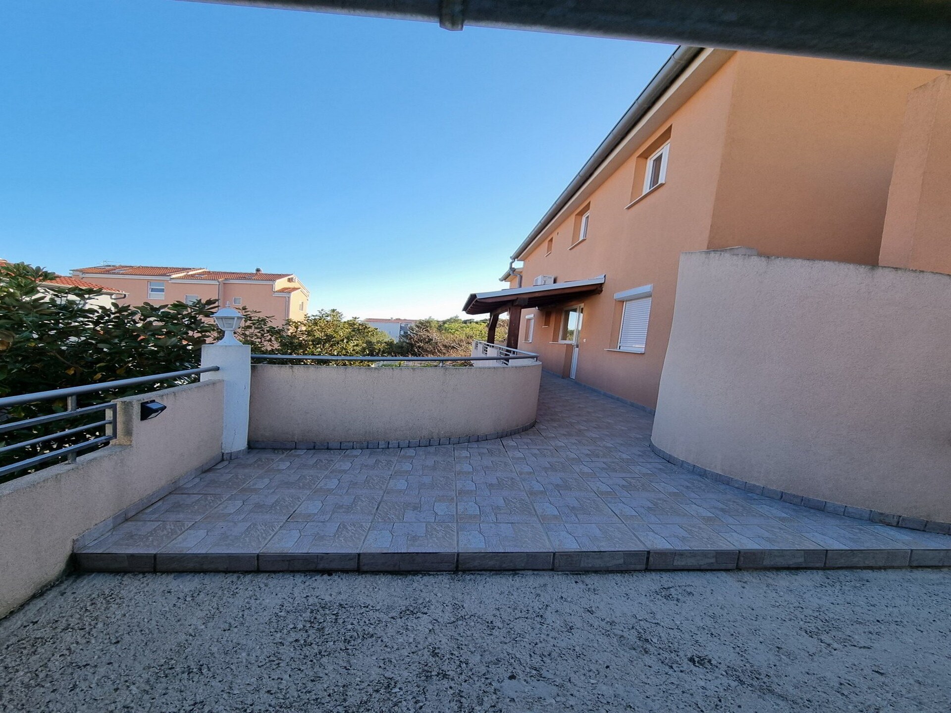 Ruim appartement in Biograd na Moru met terras, 500m van het strand - foto 1