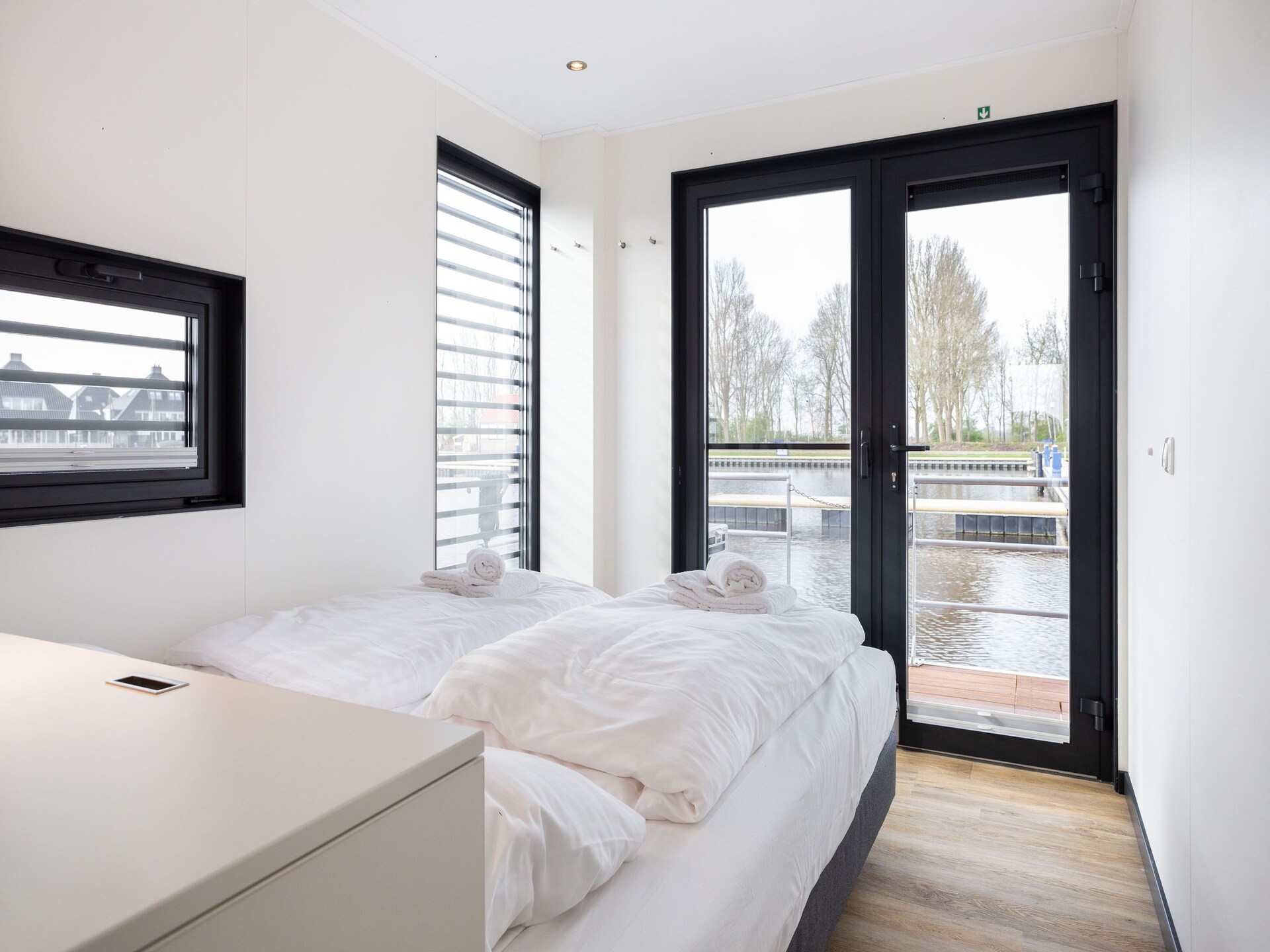 Woonboot 'de Valreep' met tuin aan het Sneekermeer - foto 10