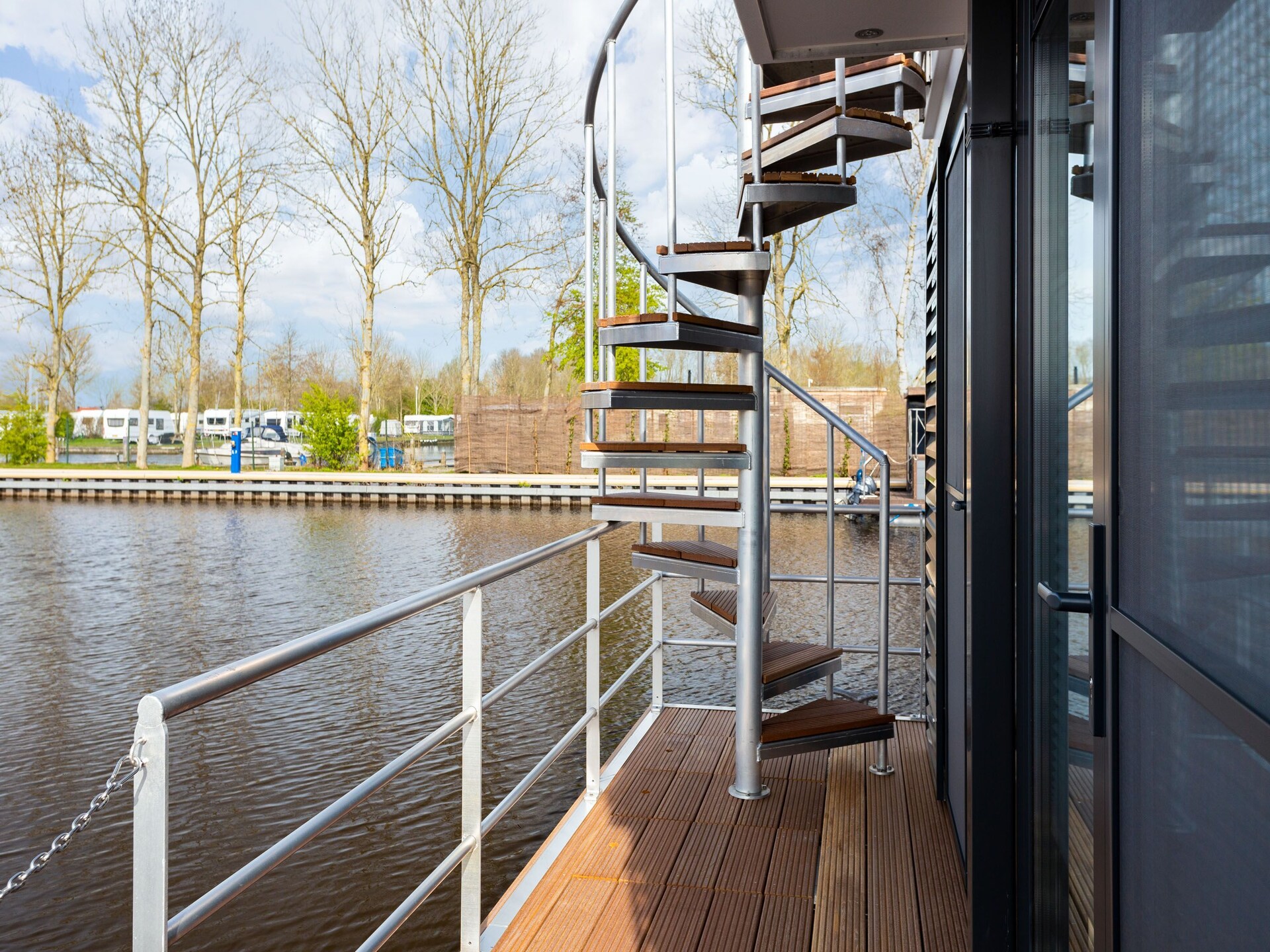 Woonboot 'de Valreep' met tuin aan het Sneekermeer - foto 17