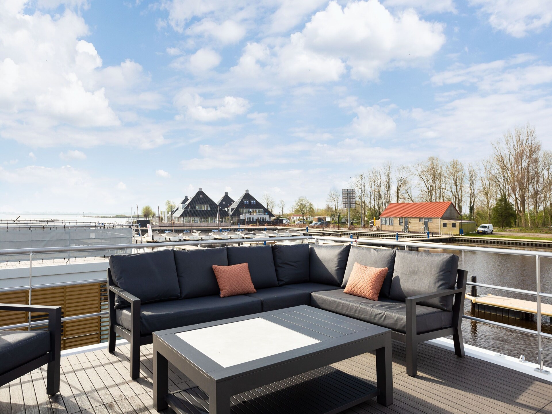 Woonboot 'de Valreep' met tuin aan het Sneekermeer - foto 15