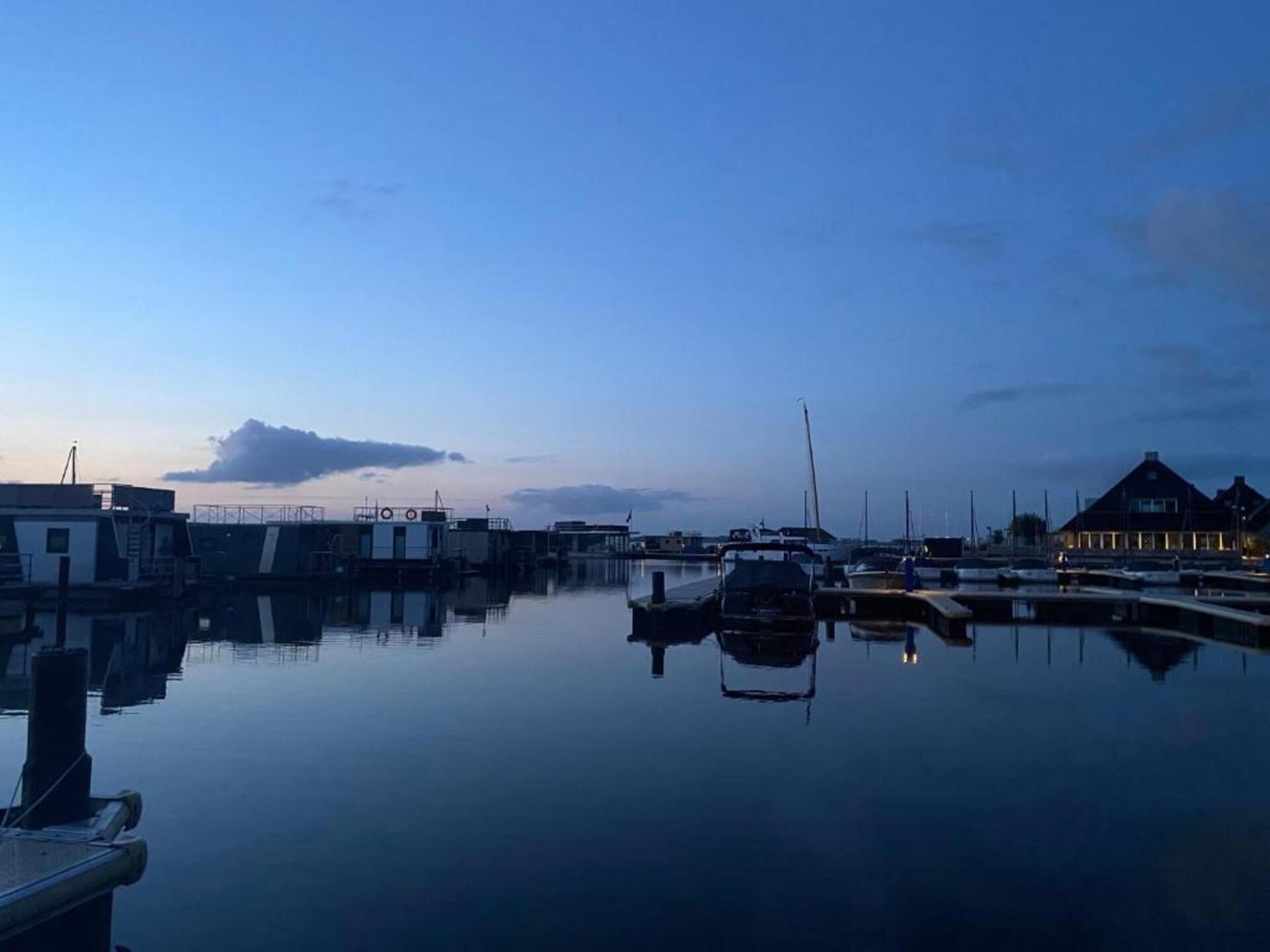 Woonboot 'de Valreep' met tuin aan het Sneekermeer - foto 32