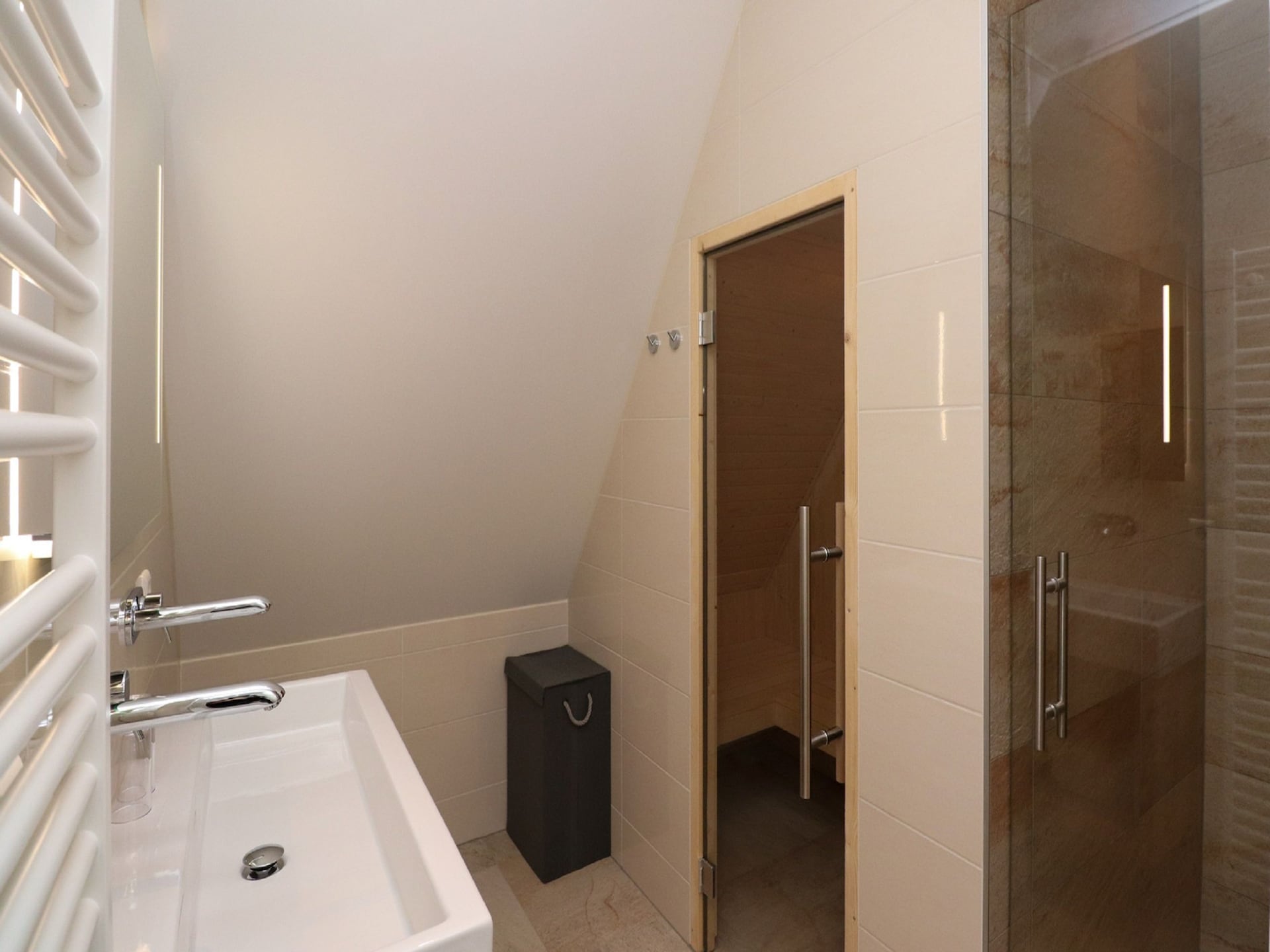 Luxe rietgedekte villa aan het water in hartje Friesland - foto 18
