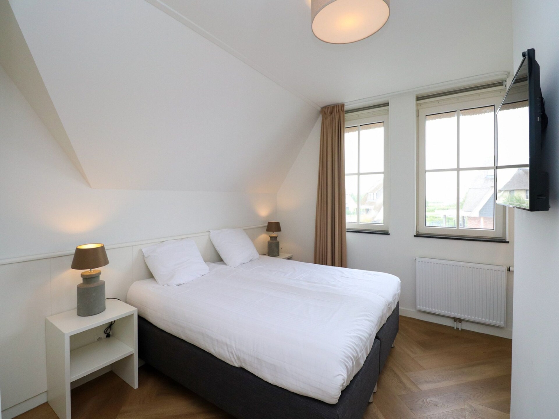 Luxe rietgedekte villa aan het water in hartje Friesland - foto 15