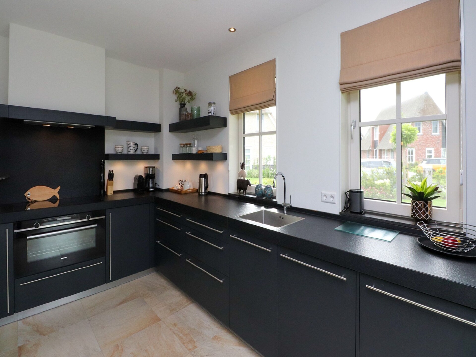 Luxe rietgedekte villa aan het water in hartje Friesland - foto 12