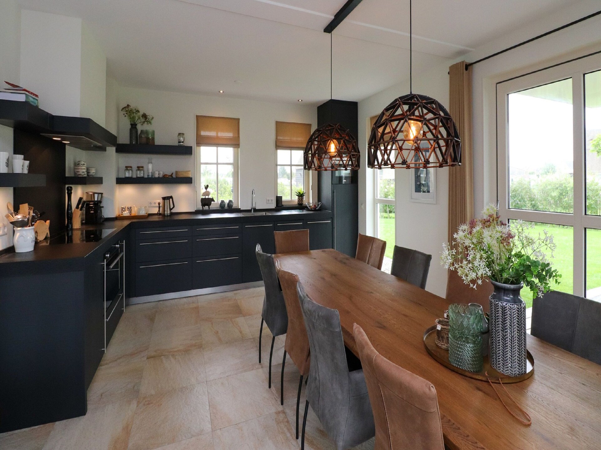 Luxe rietgedekte villa aan het water in hartje Friesland - foto 13