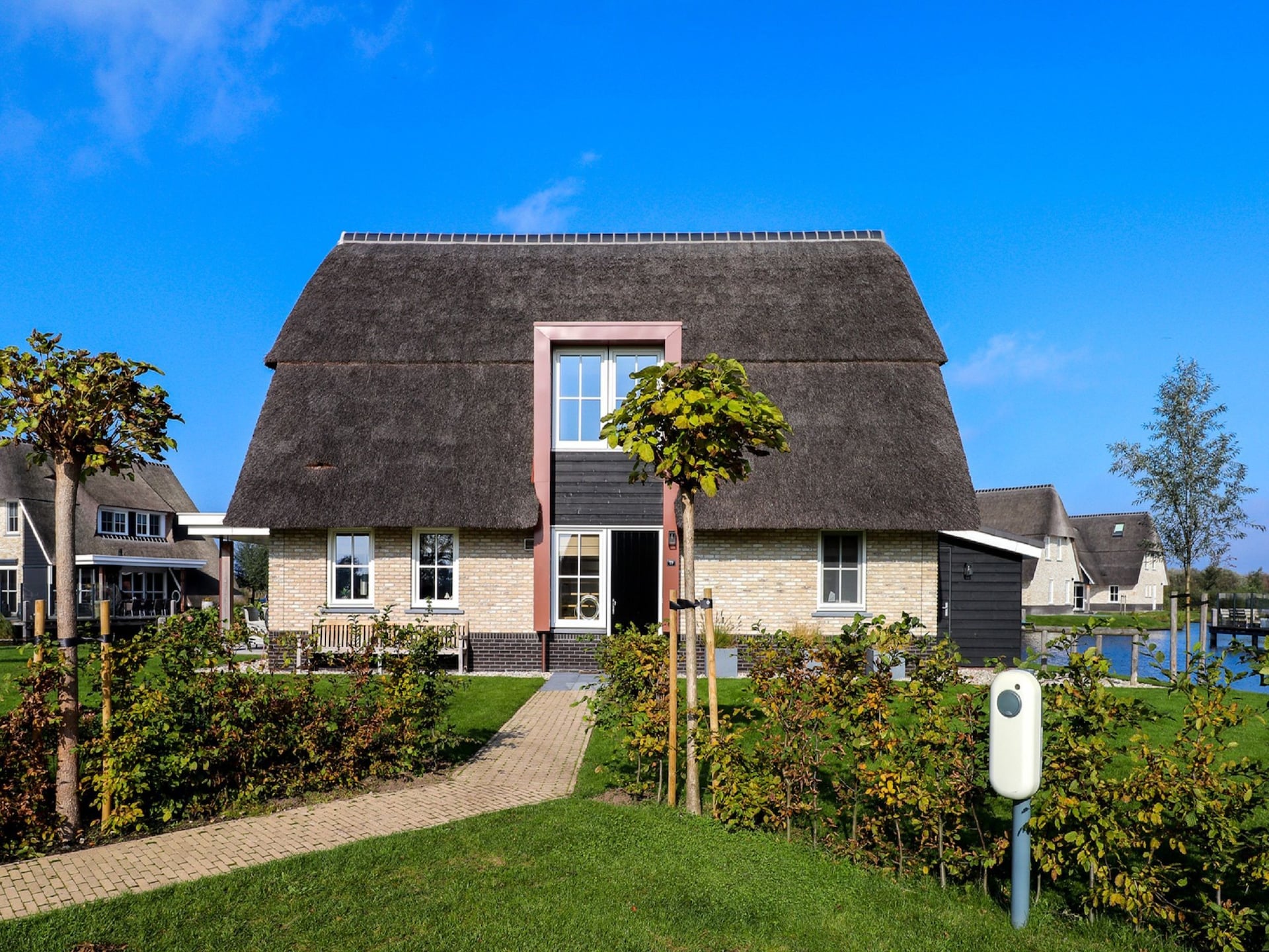 Luxe rietgedekte villa aan het water in hartje Friesland - foto 7
