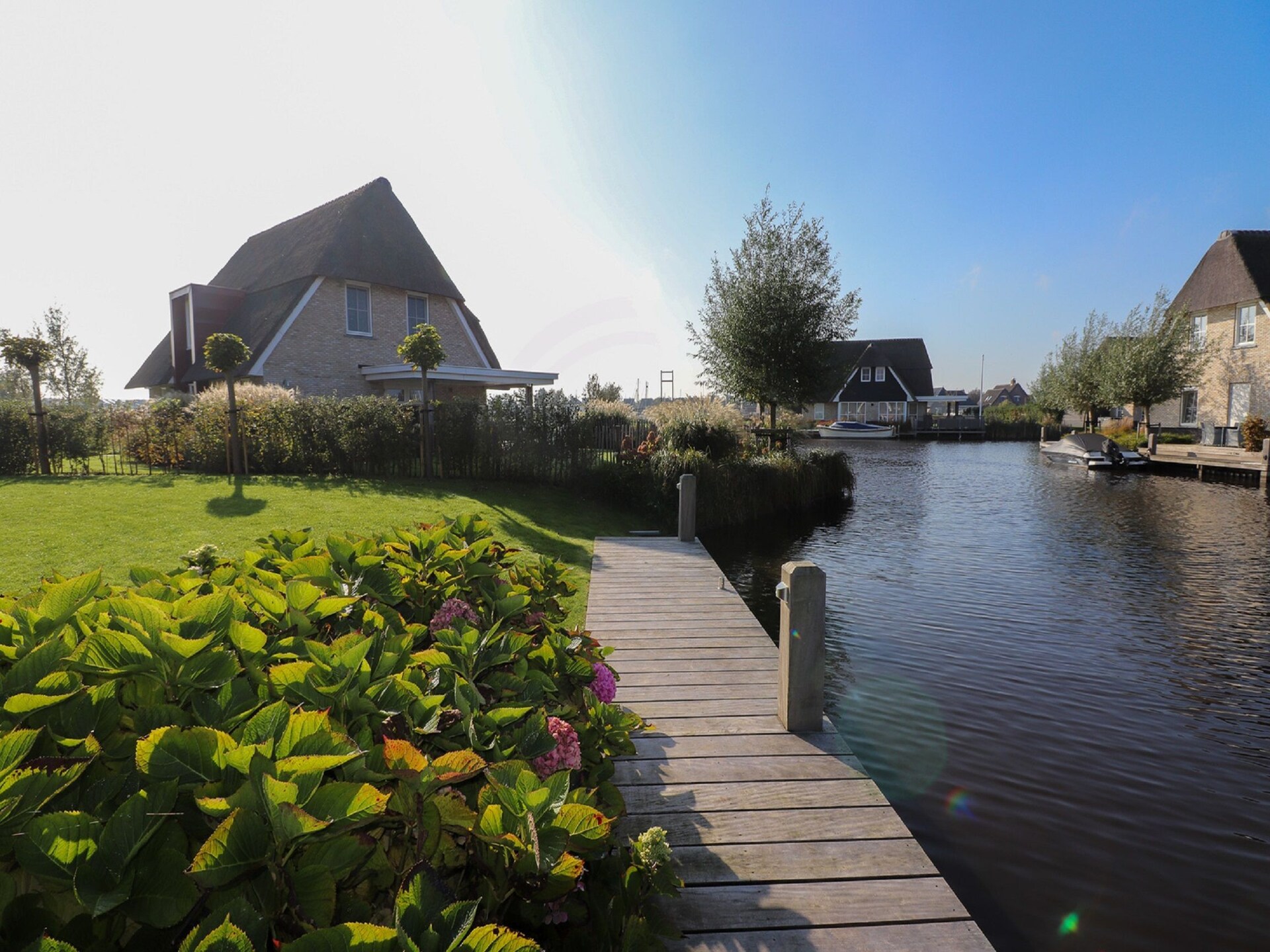 Luxe rietgedekte villa aan het water in hartje Friesland - foto 5
