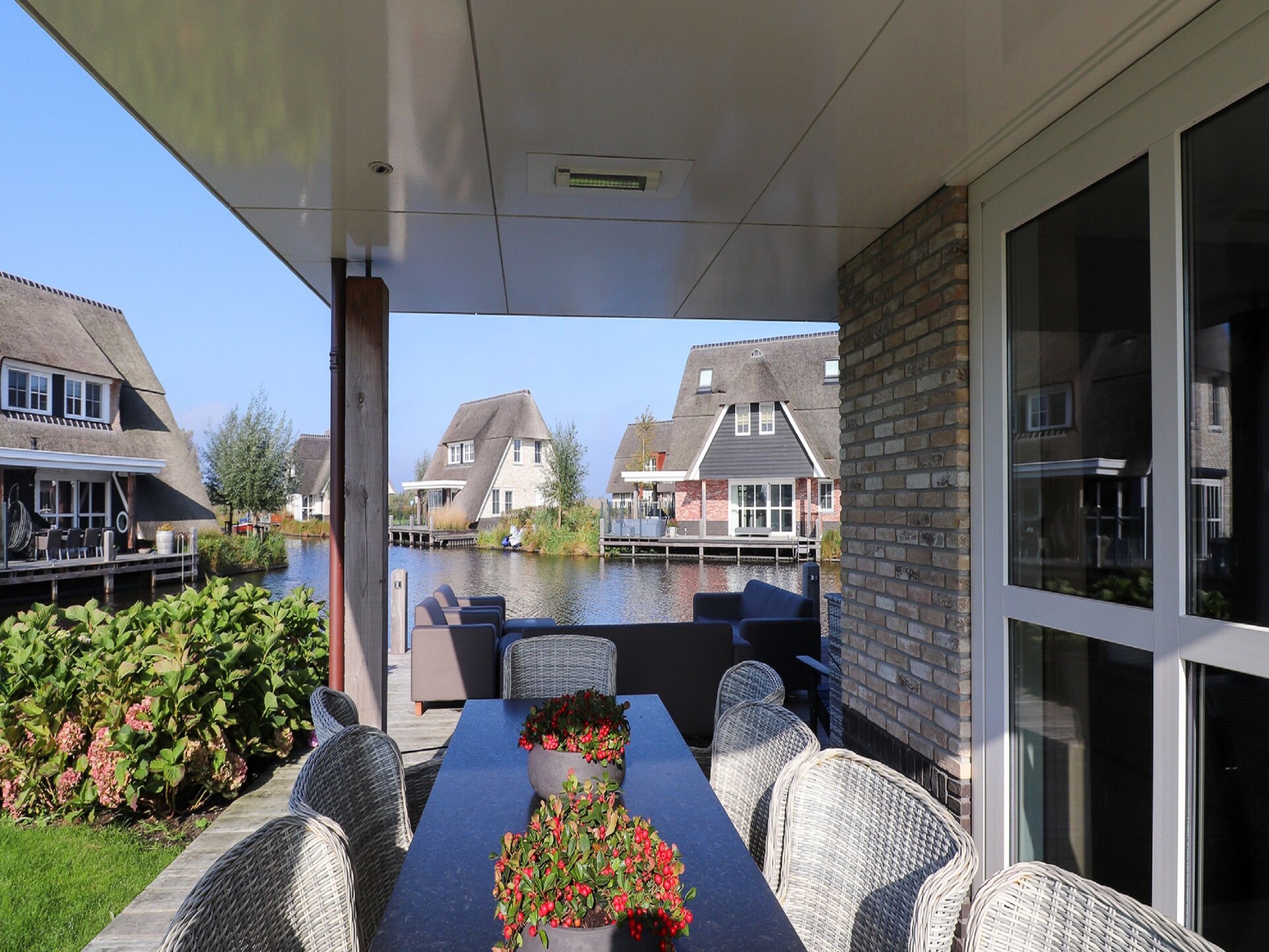 Luxe rietgedekte villa aan het water in hartje Friesland - foto 23