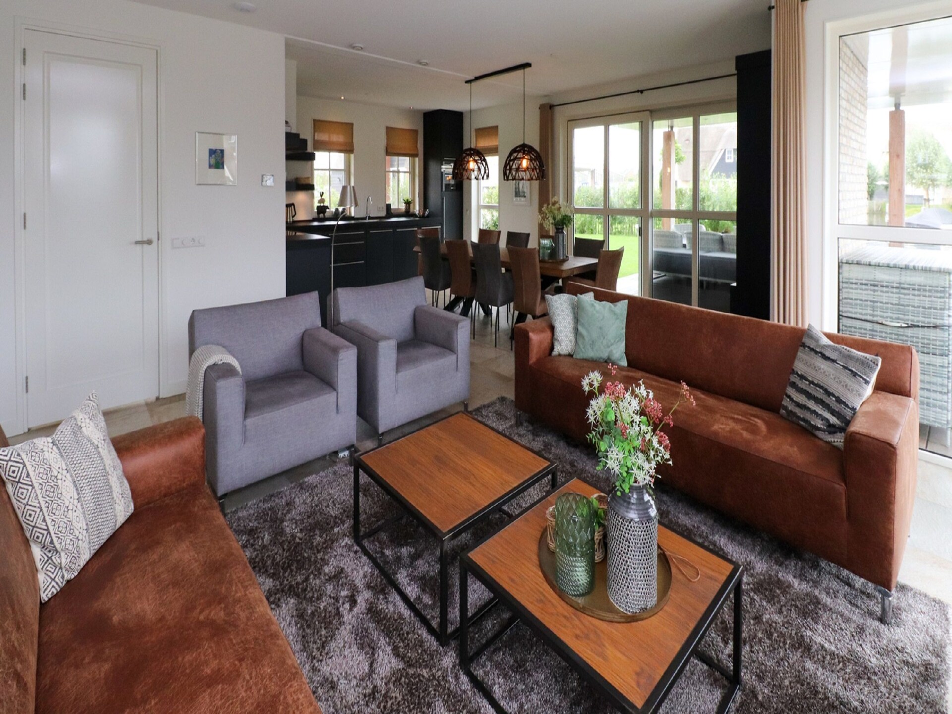 Luxe rietgedekte villa aan het water in hartje Friesland - foto 2