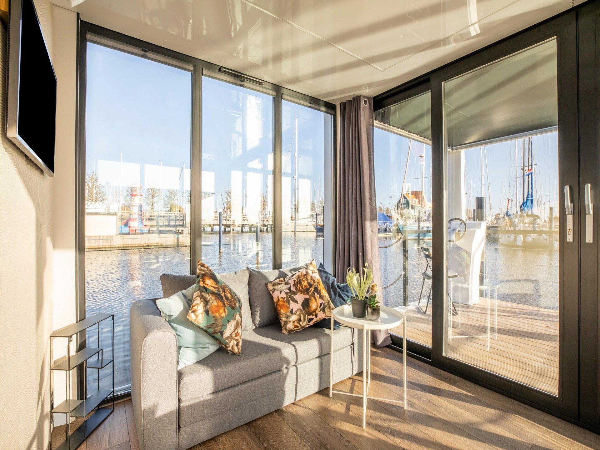 Woonboot Marina Sunrise: slapen aan het IJsselmeer in hartje Volendam - foto 7