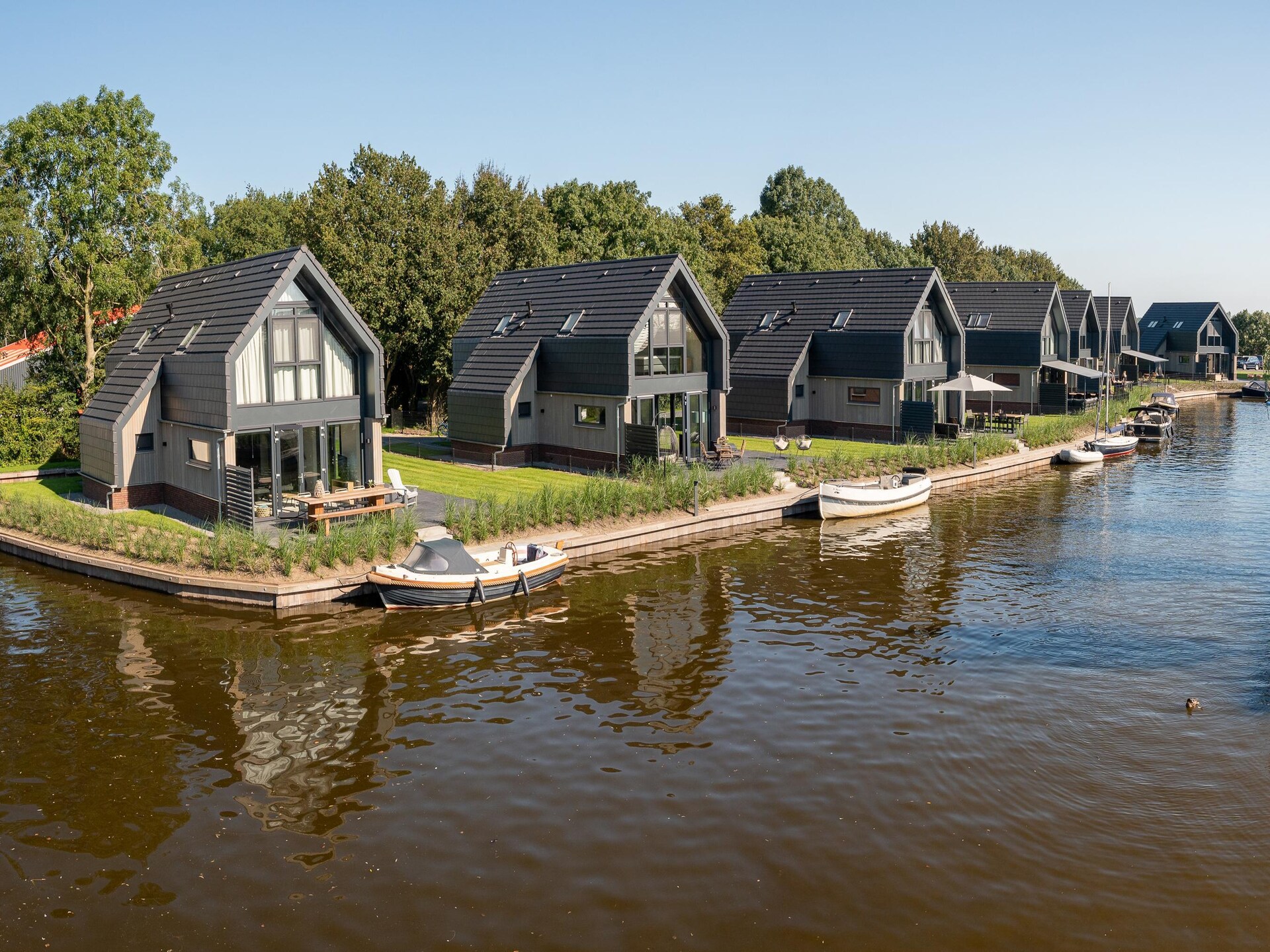 Luxe watervilla aan Slotermeer met eigen aanlegsteiger in Balk - foto 5