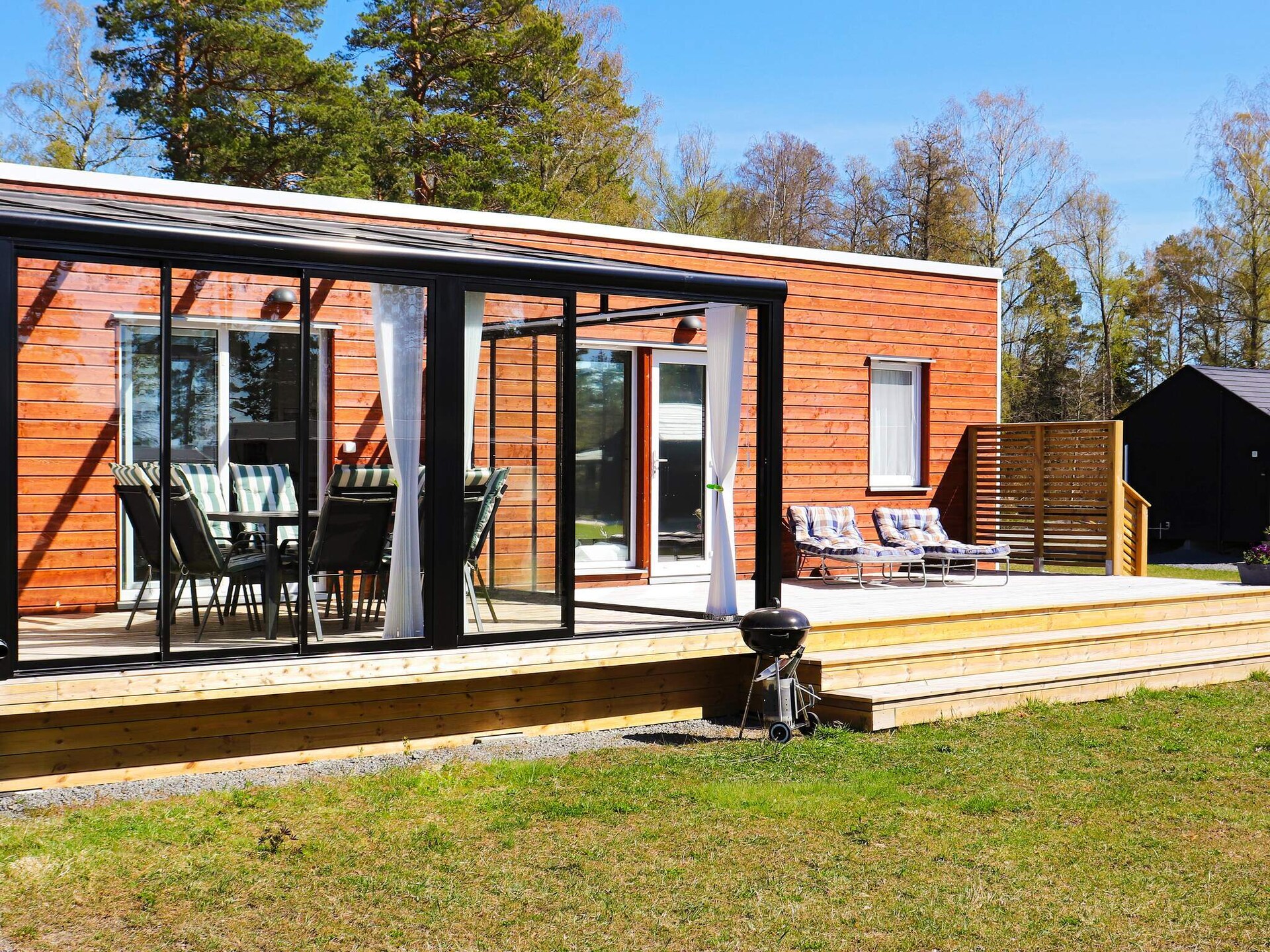 Modern vakantiehuis aan Vänernsee met golf en privé-dock in Värmland - foto 2