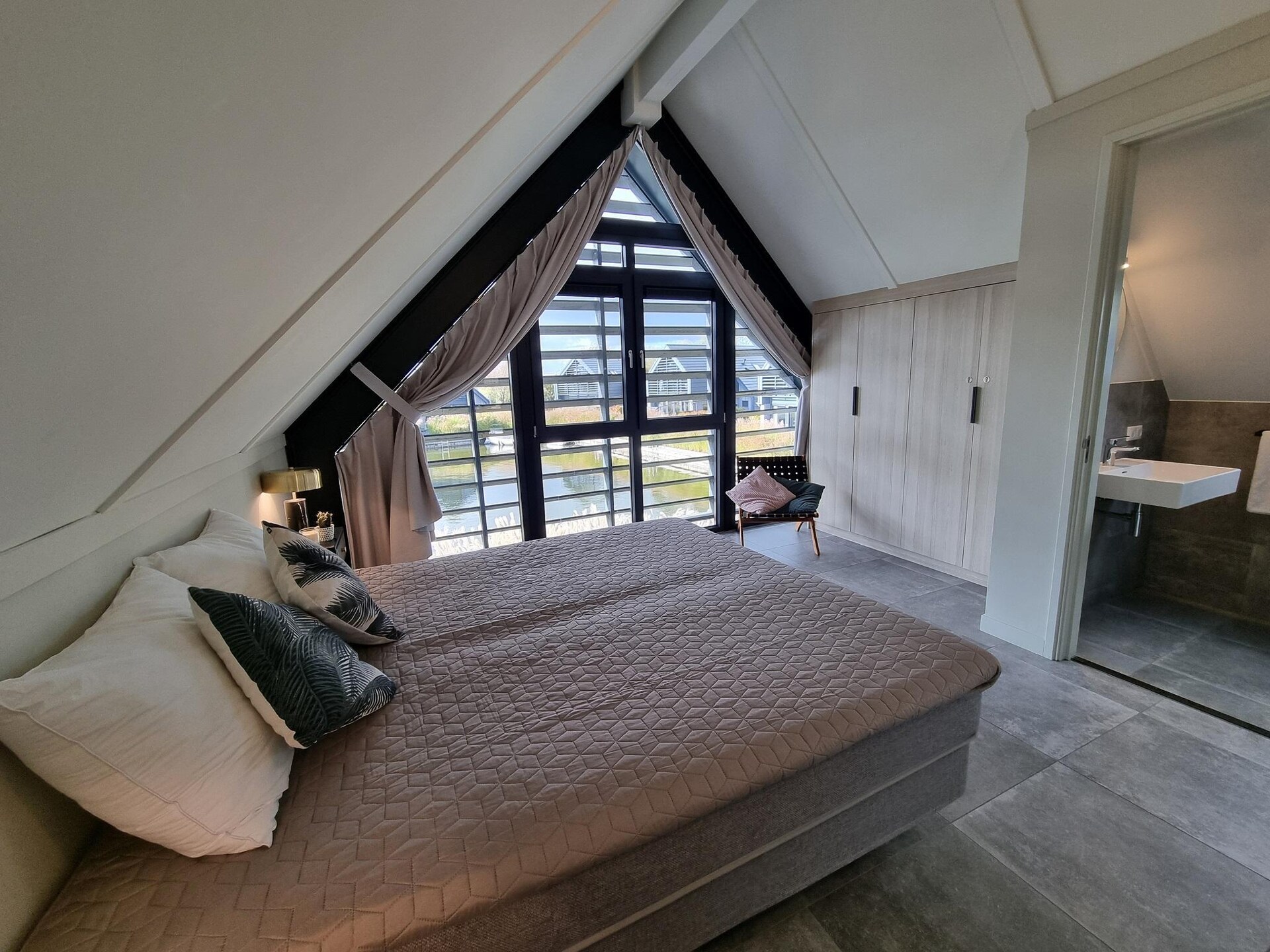 Watervilla Ien: Luxe verblijf met eigen aanlegsteiger aan Slotermeer - foto 17