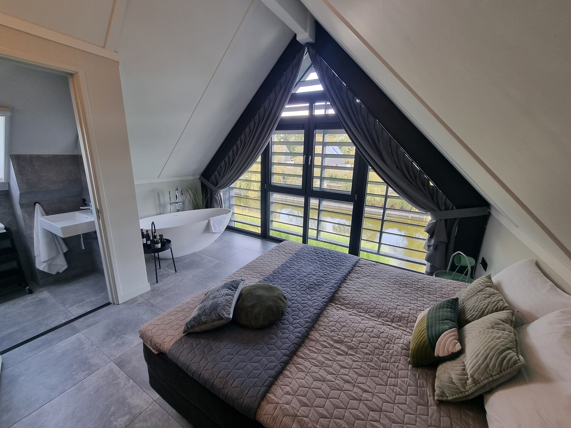 Watervilla Tsien: luxe verblijf met eigen aanlegsteiger aan het Slotermeer - foto 10