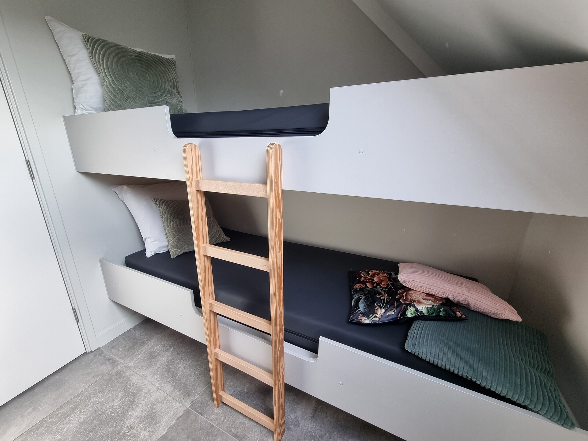 Watervilla Tsien: luxe verblijf met eigen aanlegsteiger aan het Slotermeer - foto 16