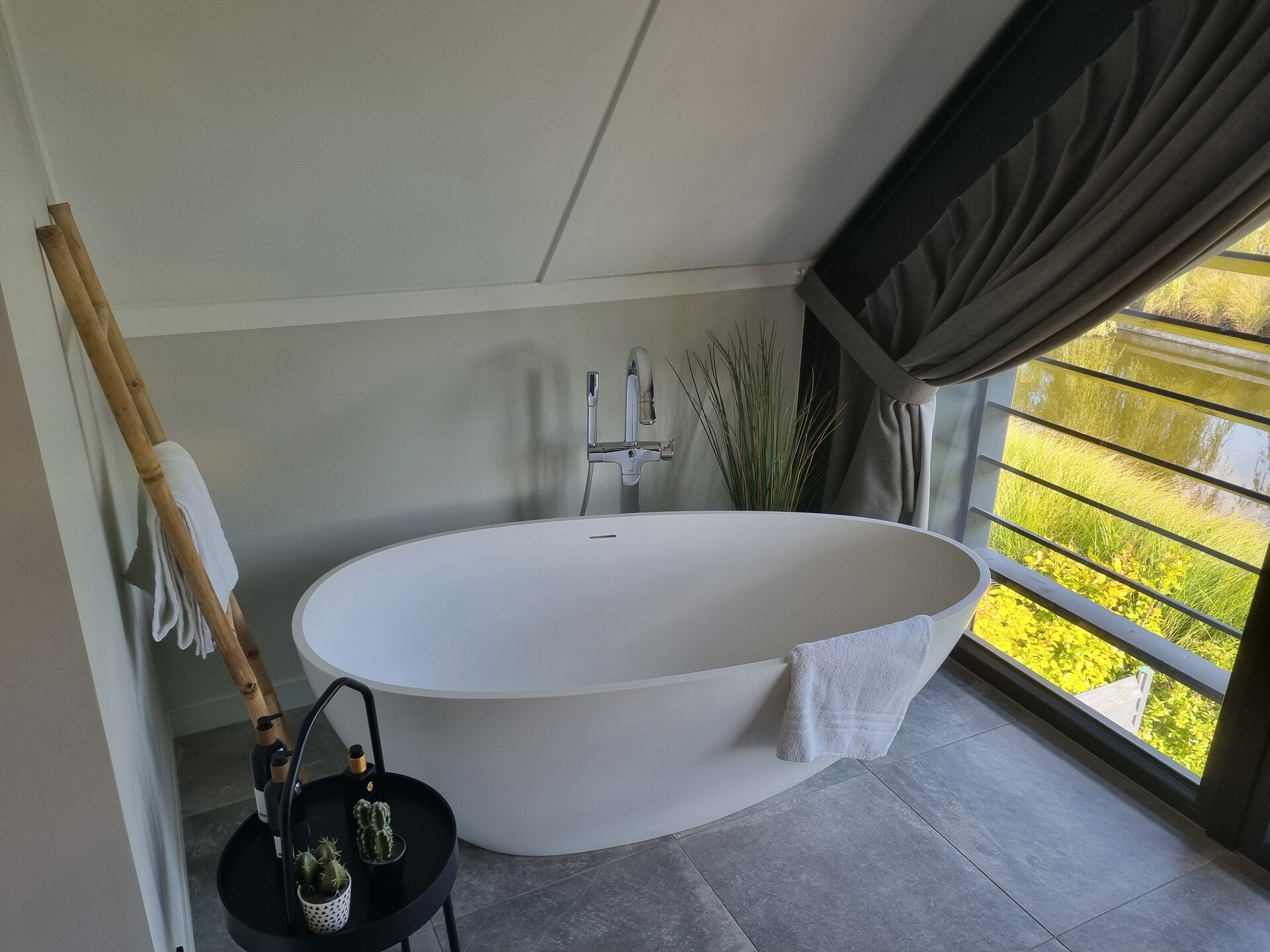 Watervilla Tsien: luxe verblijf met eigen aanlegsteiger aan het Slotermeer - foto 13