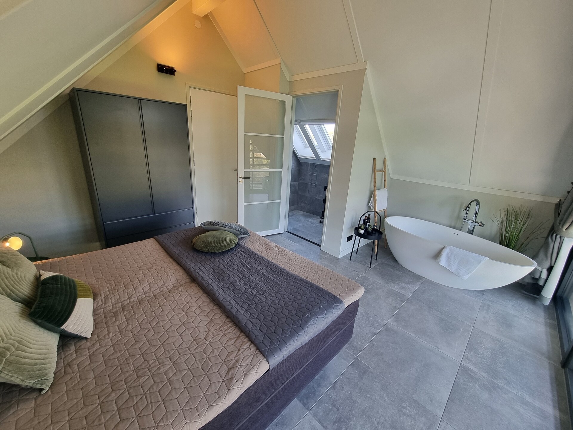 Watervilla Tsien: luxe verblijf met eigen aanlegsteiger aan het Slotermeer - foto 11