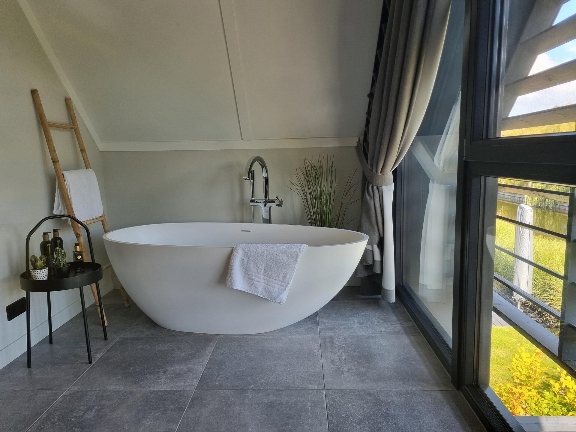 Watervilla Tsien: luxe verblijf met eigen aanlegsteiger aan het Slotermeer - foto 12