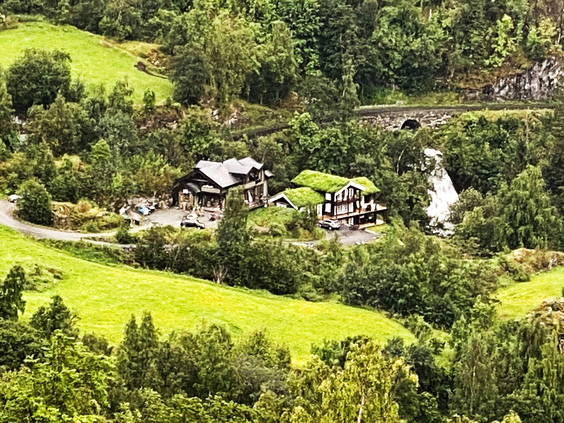 Modern blokhuis met panoramisch fjordzicht bij Geiranger - foto 4