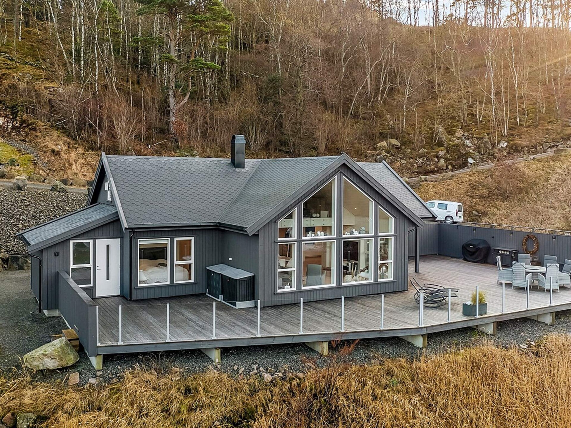 Modern vakantiehuis met zeezicht en grote terras in Lyngdal - foto 1