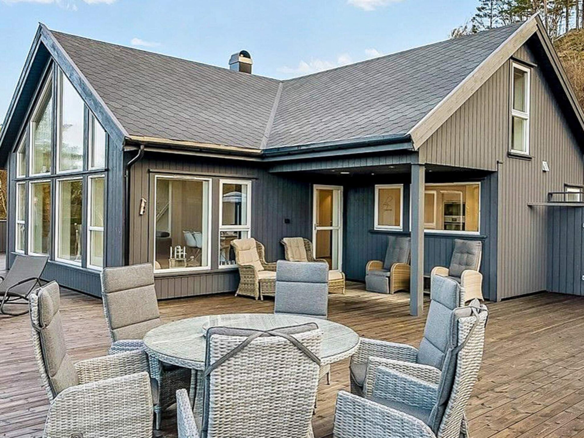 Modern vakantiehuis met zeezicht en grote terras in Lyngdal - foto 2