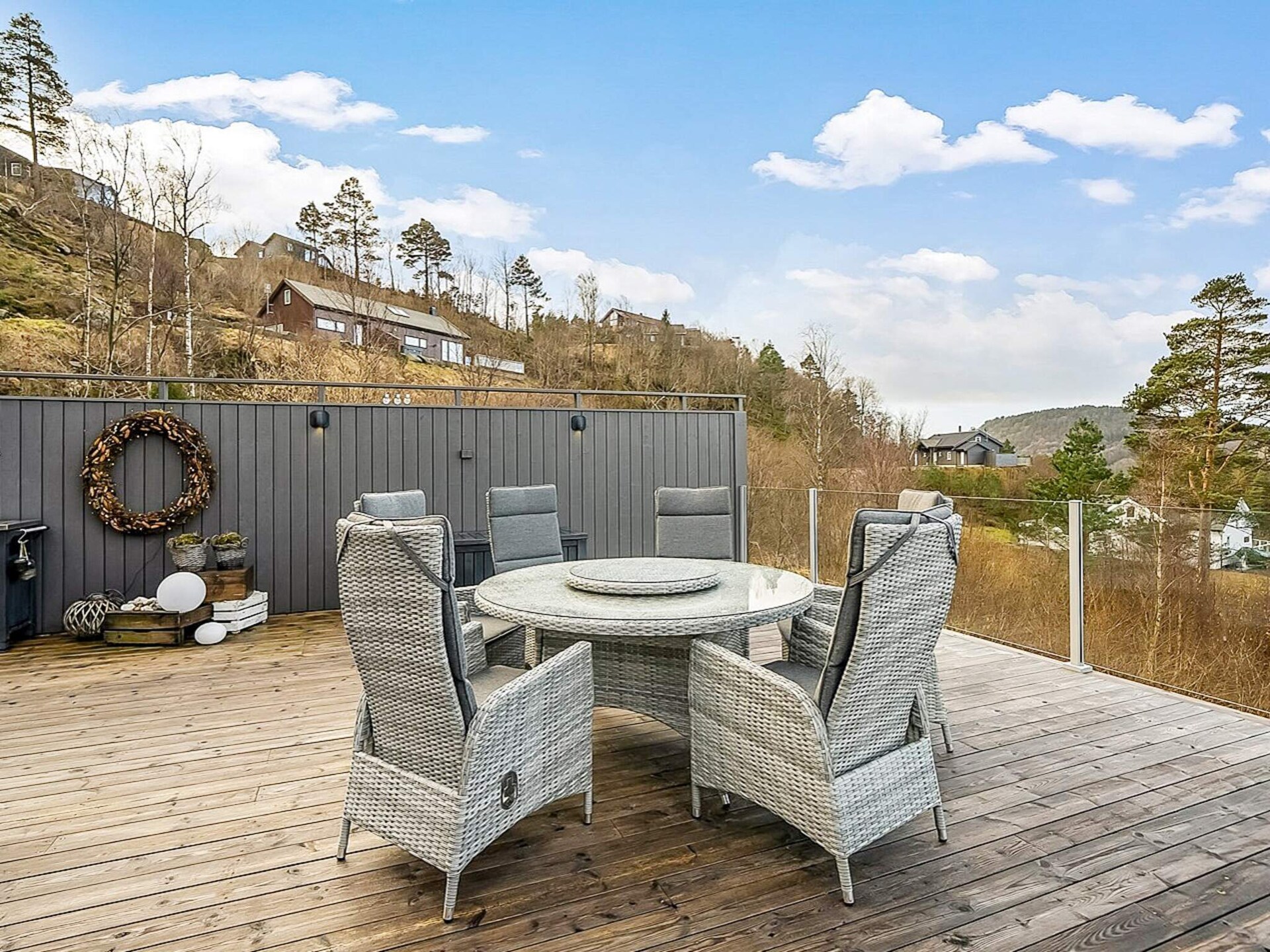 Modern vakantiehuis met zeezicht en grote terras in Lyngdal - foto 4