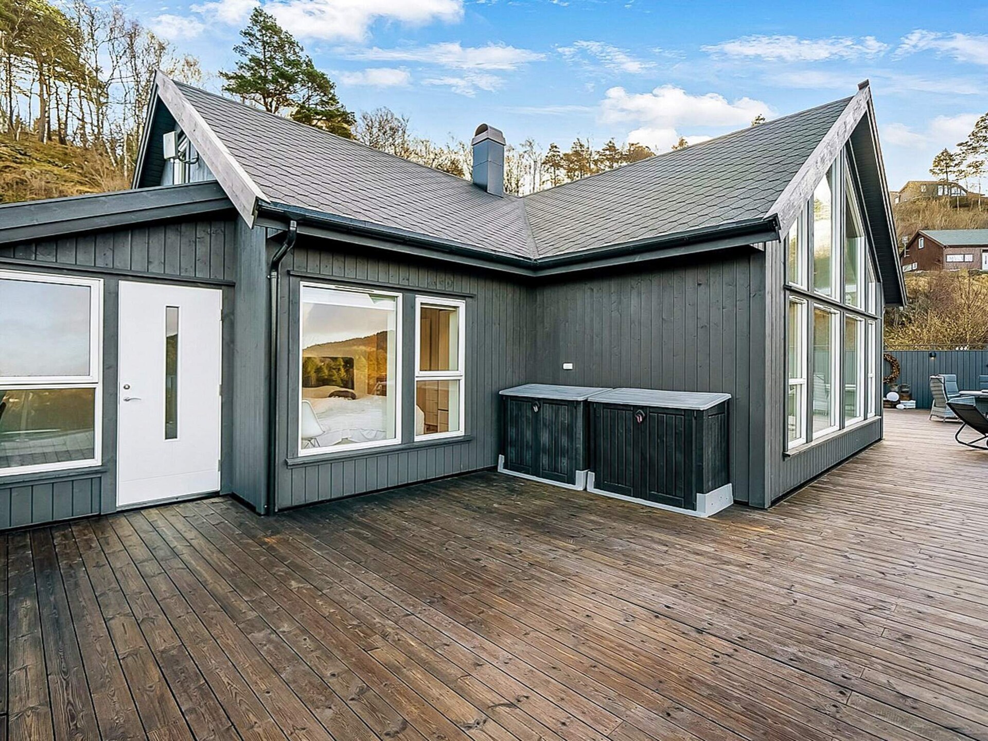 Modern vakantiehuis met zeezicht en grote terras in Lyngdal - foto 9