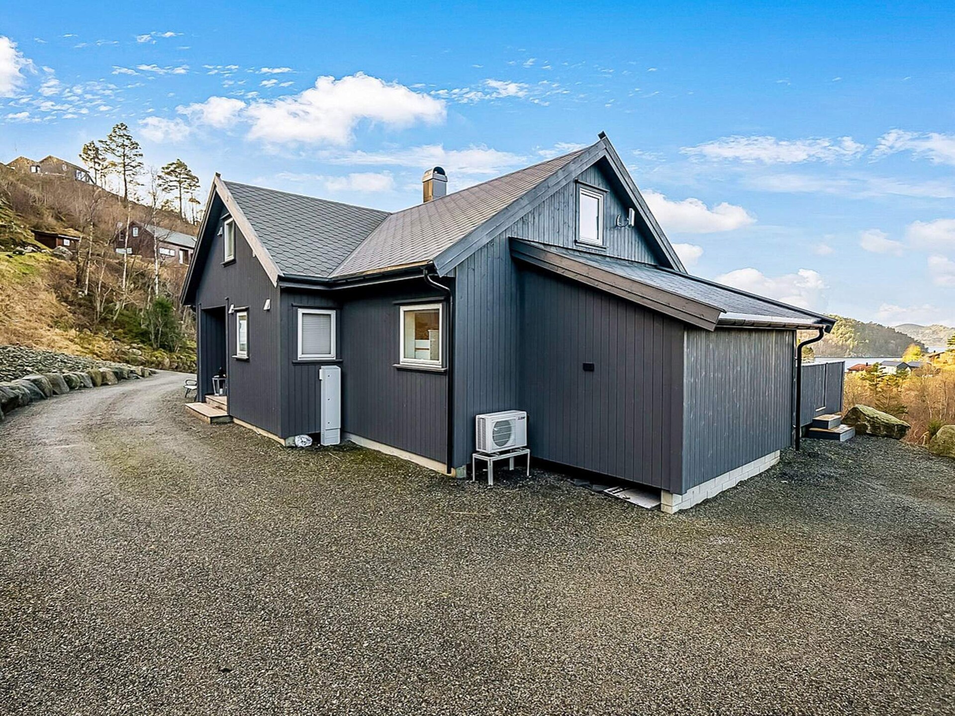 Modern vakantiehuis met zeezicht en grote terras in Lyngdal - foto 10