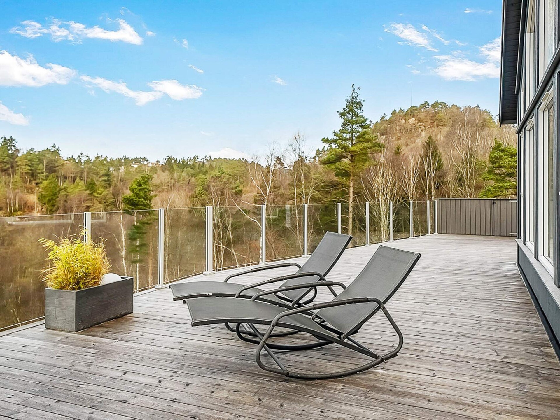 Modern vakantiehuis met zeezicht en grote terras in Lyngdal - foto 13