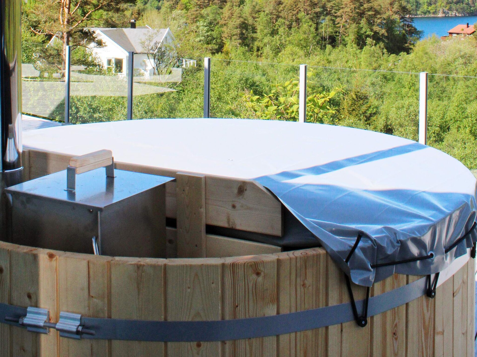 Modern vakantiehuis met zeezicht en grote terras in Lyngdal - foto 14