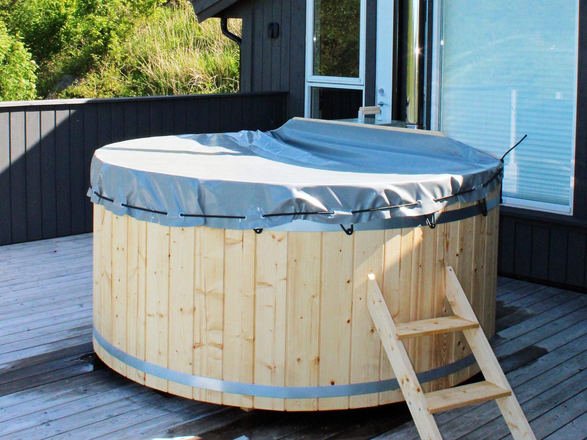 Modern vakantiehuis met zeezicht en grote terras in Lyngdal - foto 15
