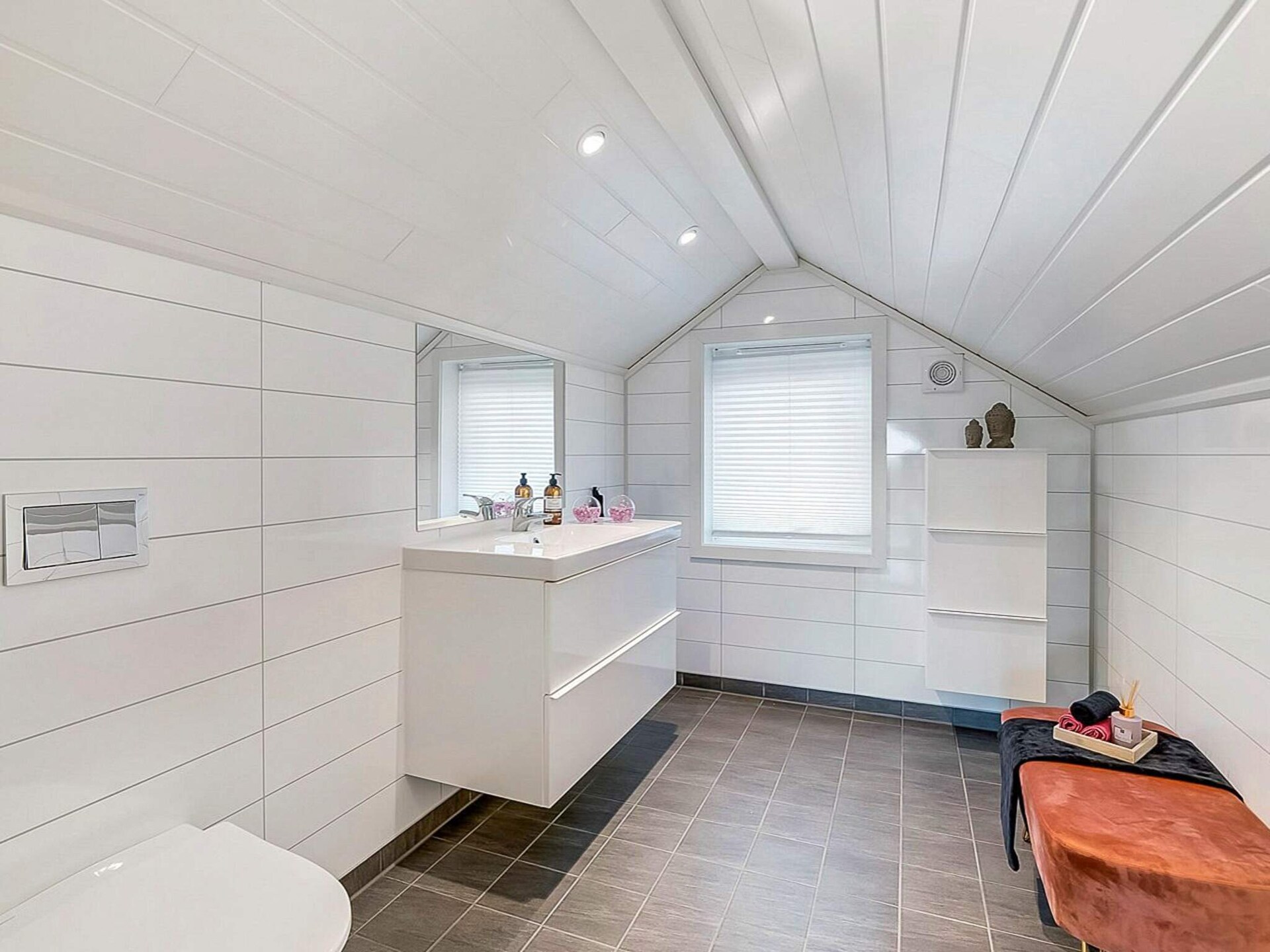 Modern vakantiehuis met zeezicht en grote terras in Lyngdal - foto 25