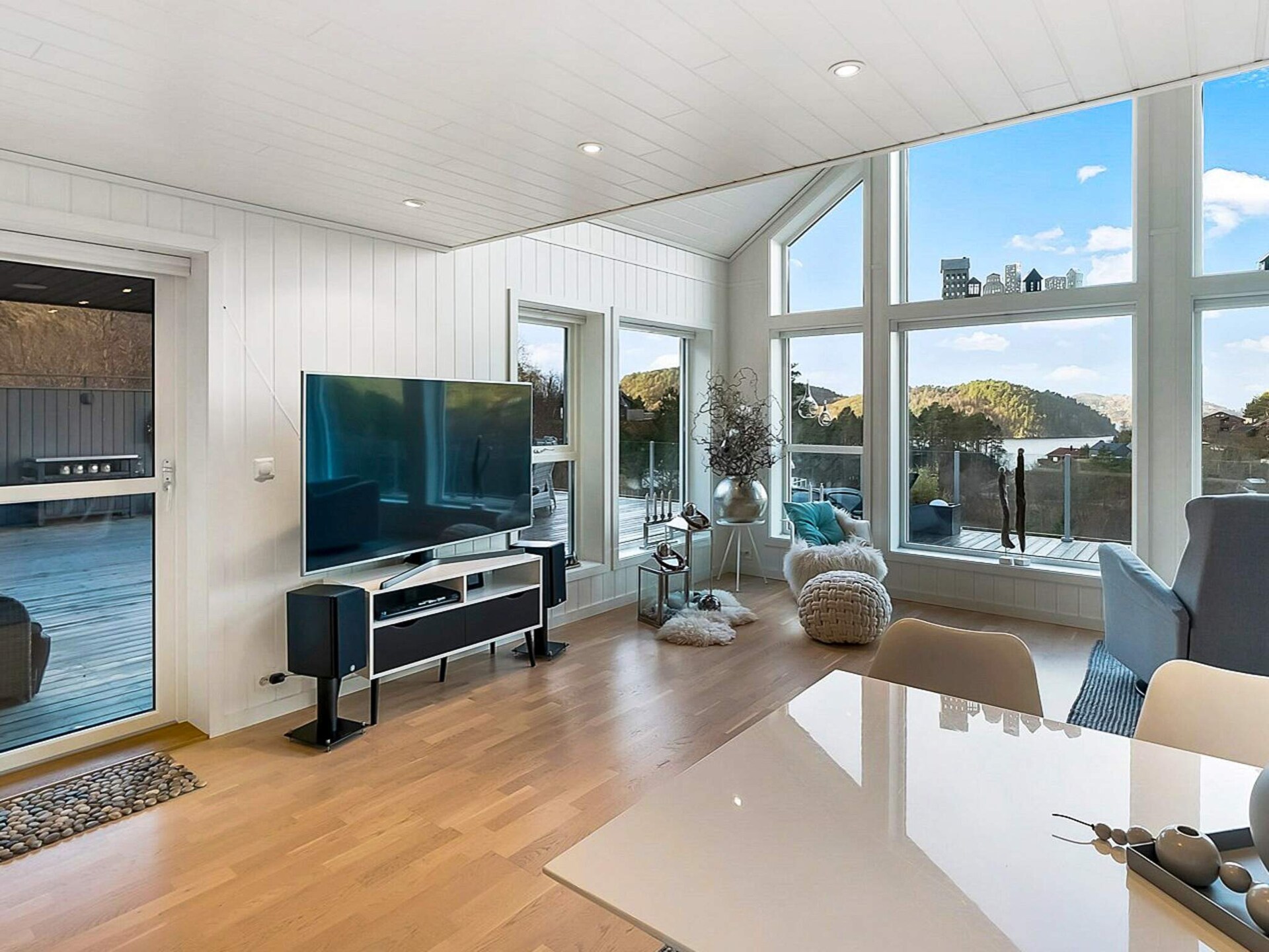 Modern vakantiehuis met zeezicht en grote terras in Lyngdal - foto 29