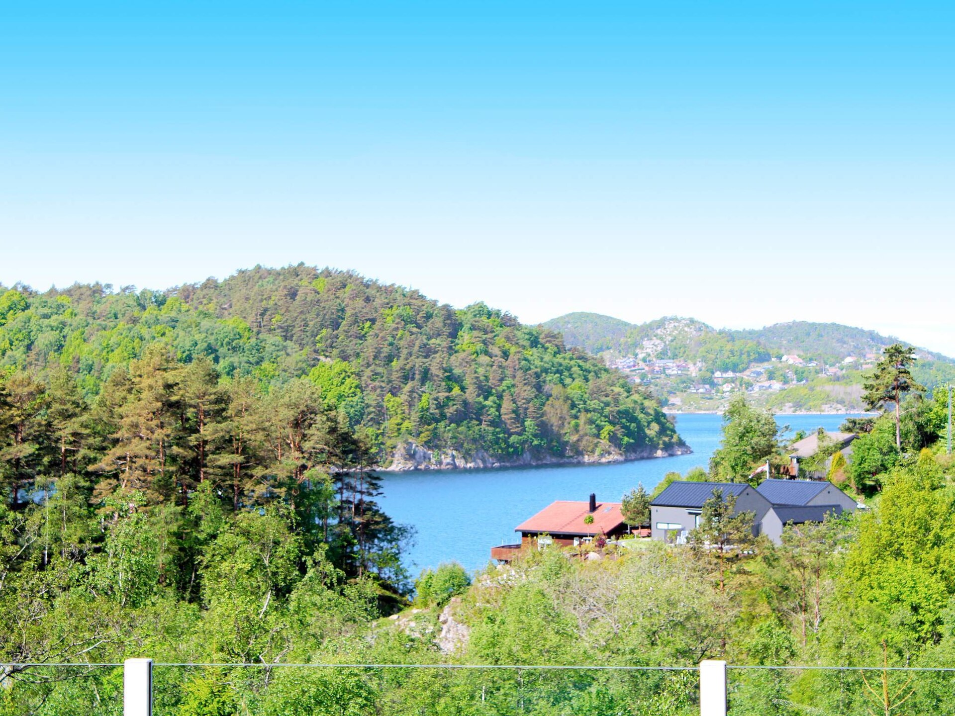 Modern vakantiehuis met zeezicht en grote terras in Lyngdal - foto 37