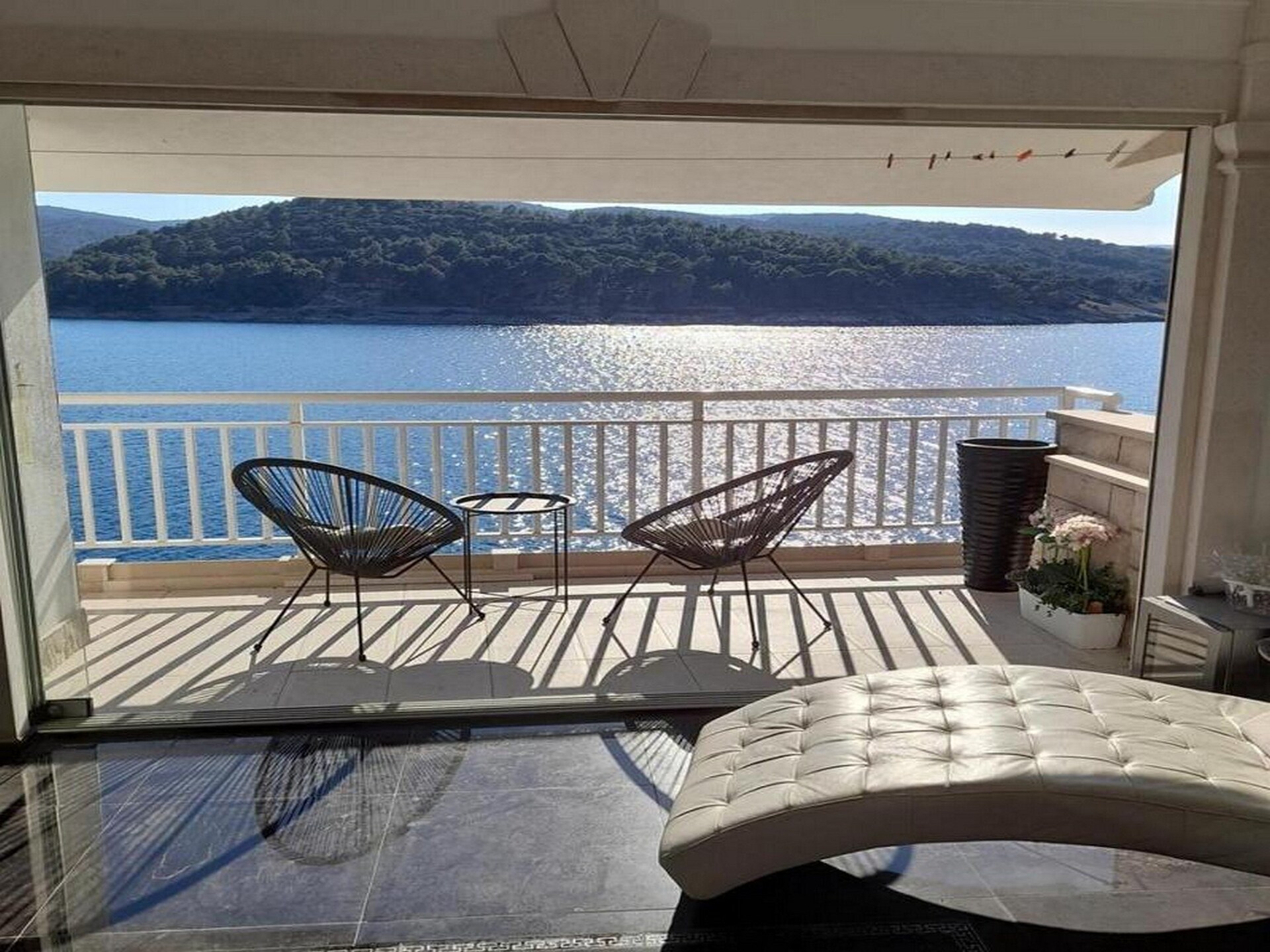 Appartement OM: Zeezicht & Balkon op 20m van het Strand in Povlja, Brač - foto 5