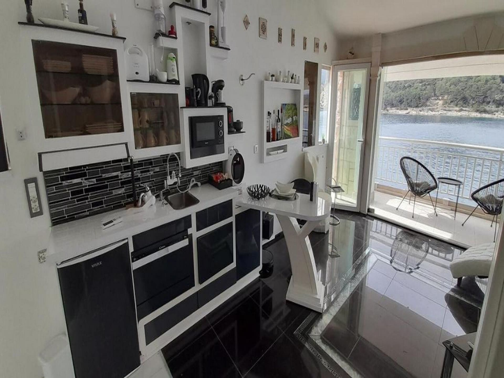 Appartement OM: Zeezicht & Balkon op 20m van het Strand in Povlja, Brač - foto 1