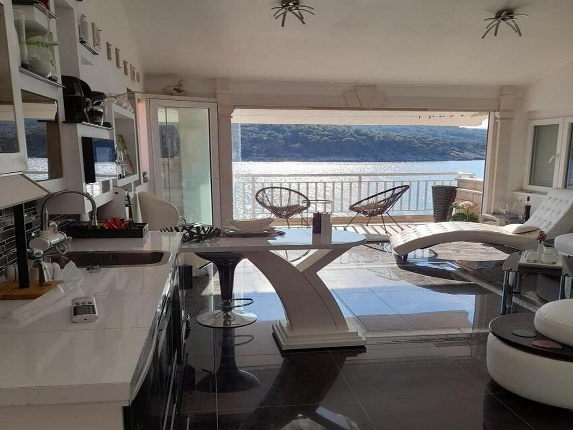 Appartement OM: Zeezicht & Balkon op 20m van het Strand in Povlja, Brač - foto 6