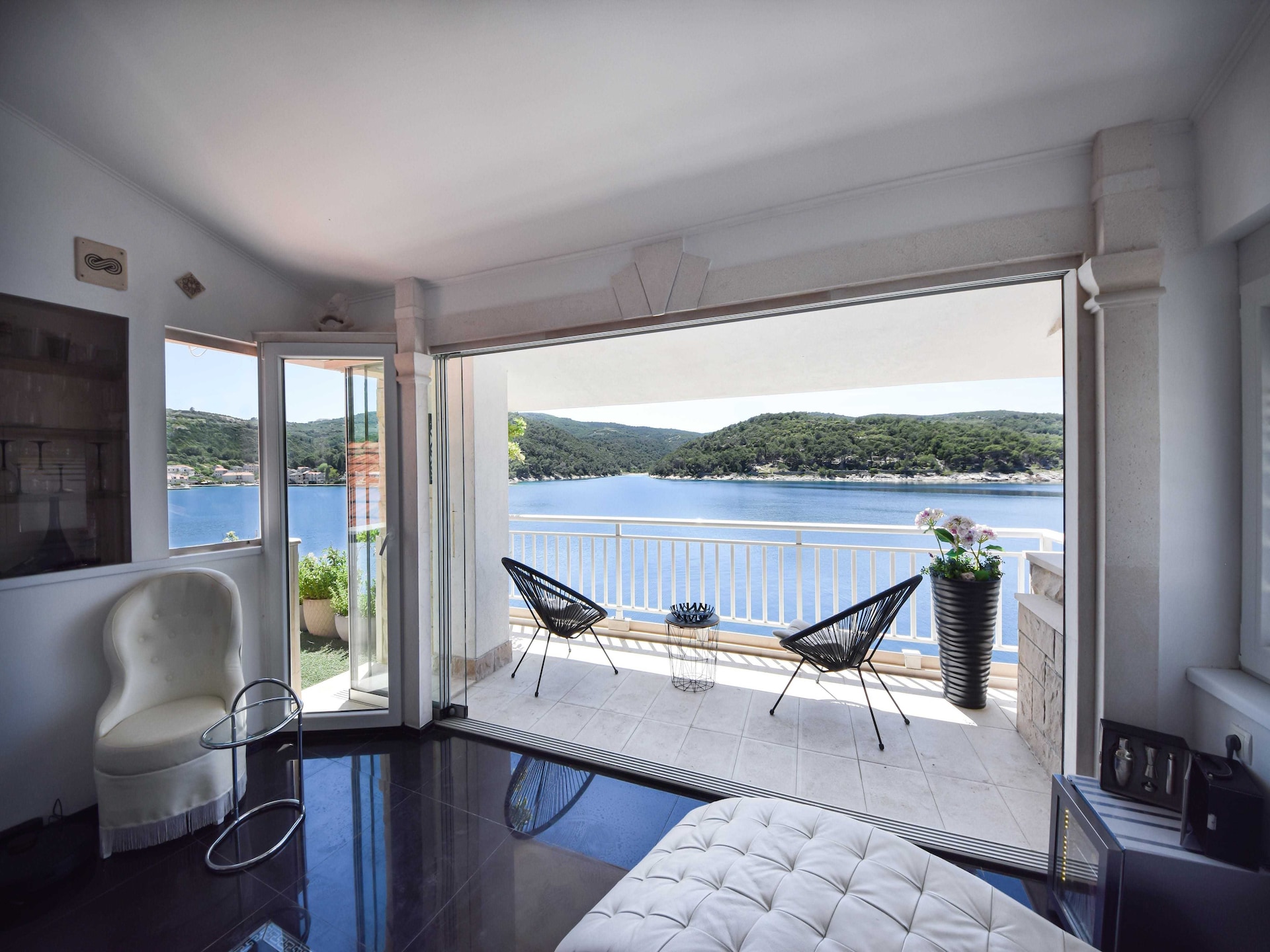 Appartement OM: Zeezicht & Balkon op 20m van het Strand in Povlja, Brač - foto 10