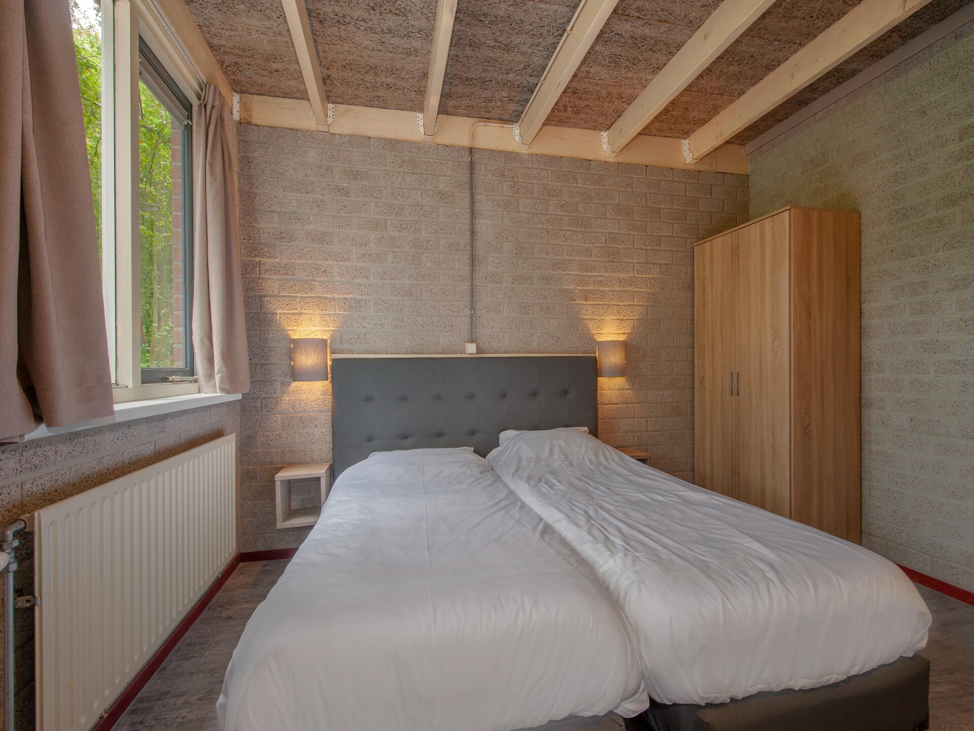 Gereno­veerde water­bungalow met roeiboot op Vakantie­park Weerter­bergen - foto 6