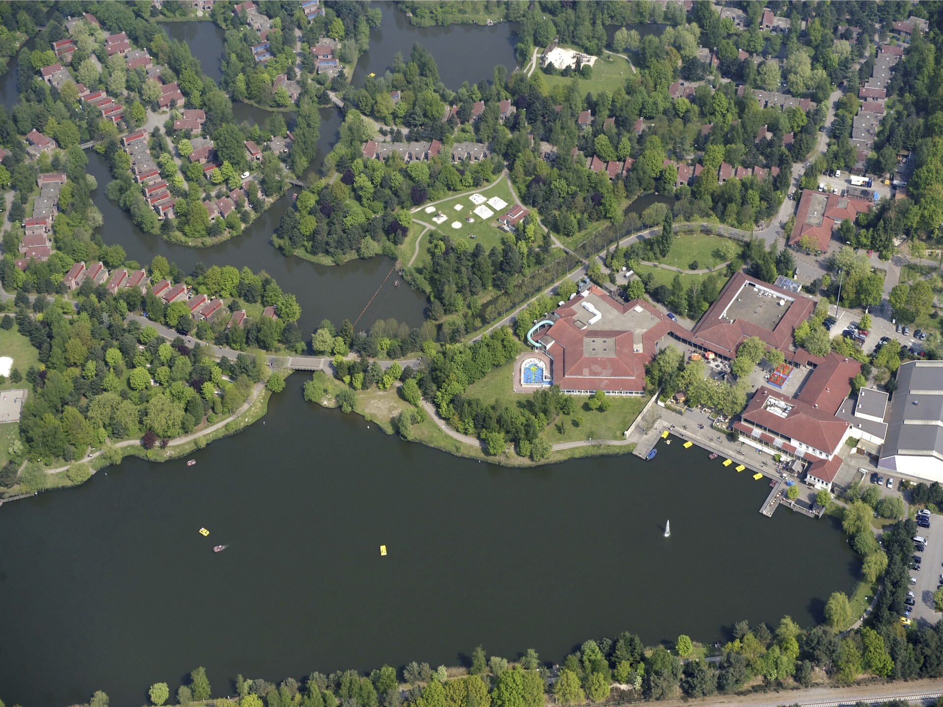 Gereno­veerde water­bungalow met roeiboot op Vakantie­park Weerter­bergen - foto 9