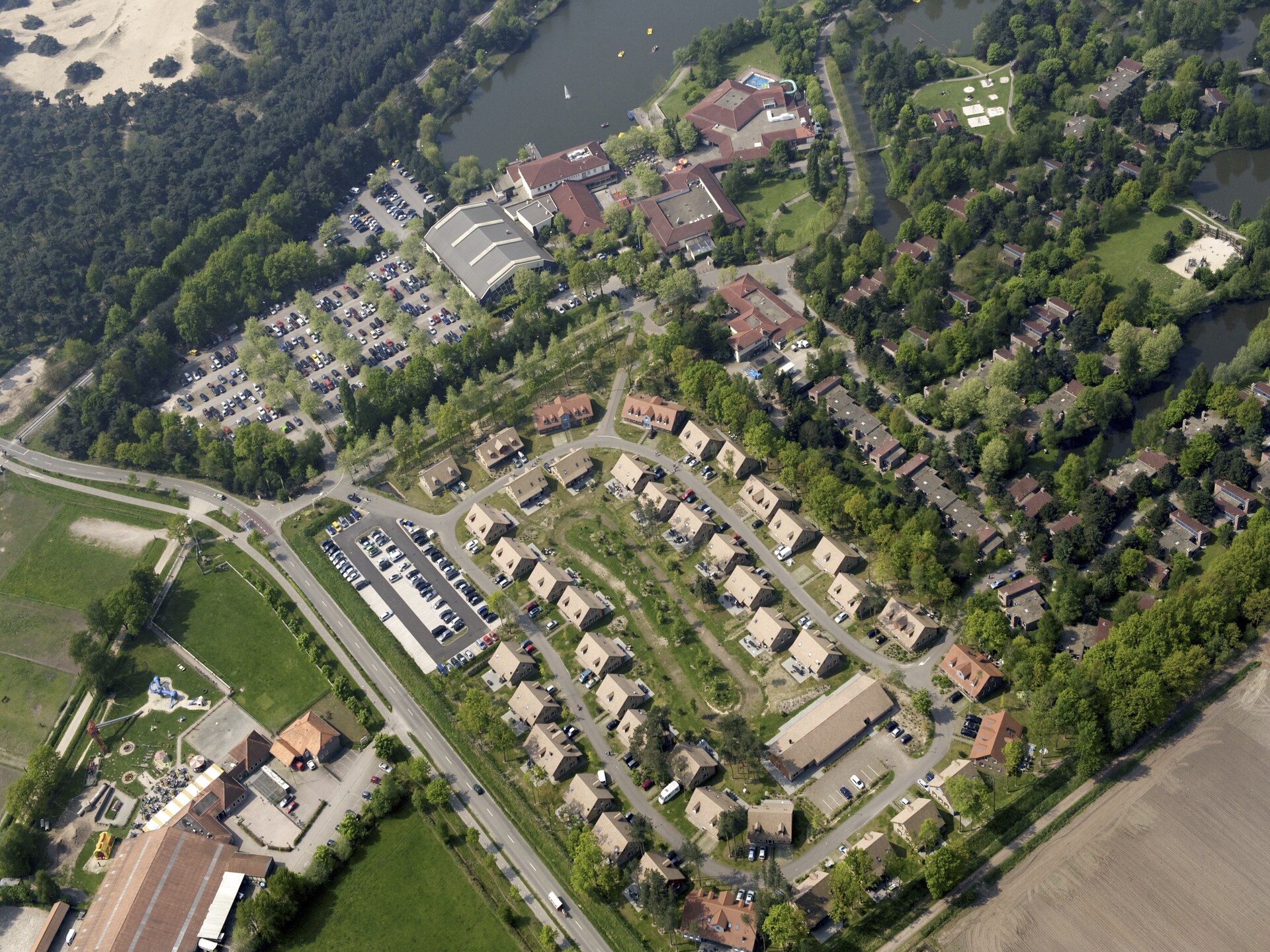 Gereno­veerde water­bungalow met roeiboot op Vakantie­park Weerter­bergen - foto 12