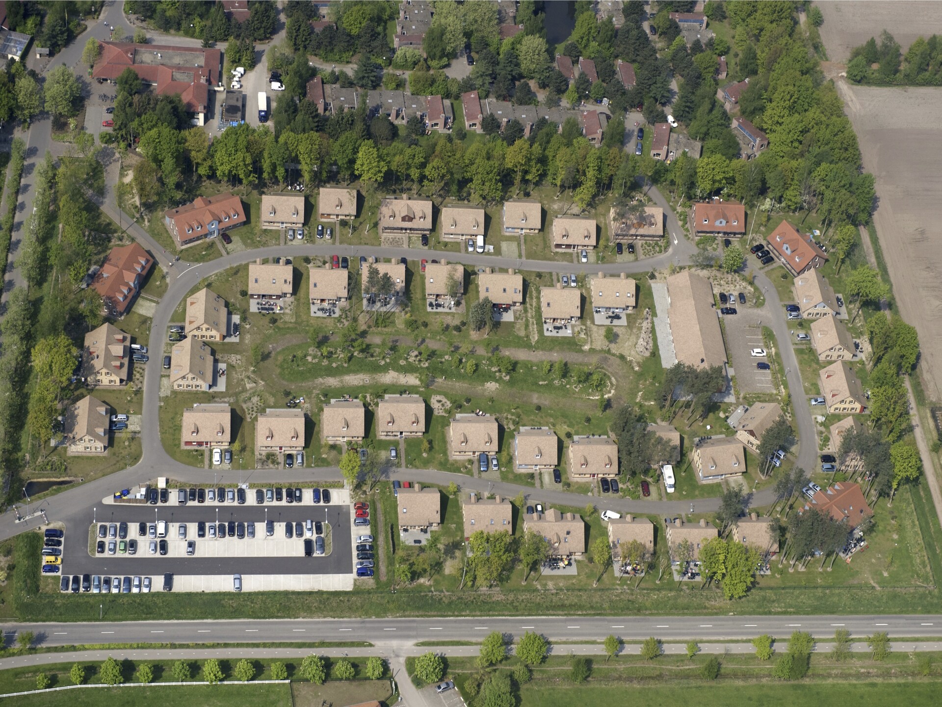Gereno­veerde water­bungalow met open haard en roeiboot in Weerterbergen - foto 13