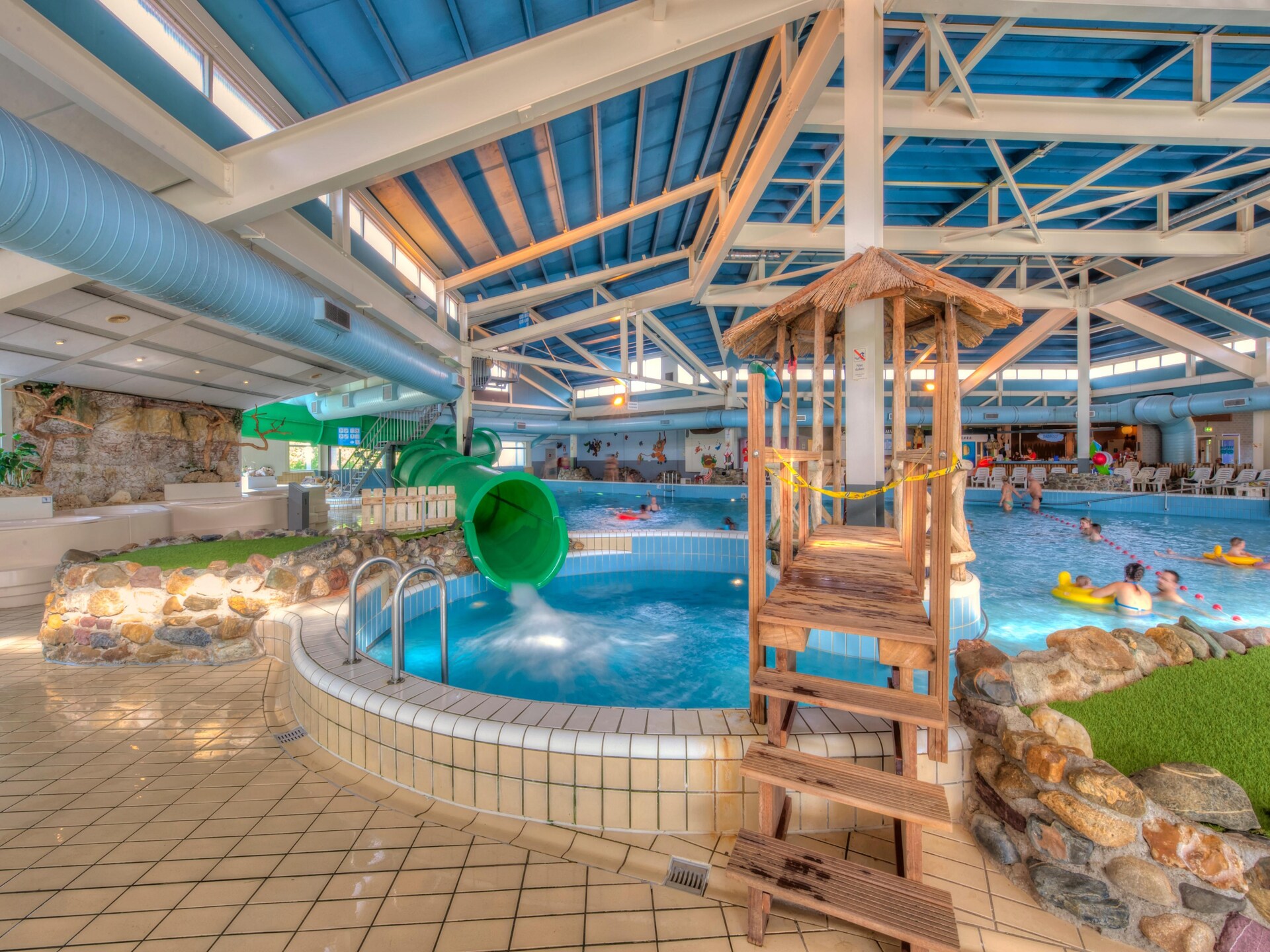 Gereno­veerde water­bungalow met open haard en roeiboot in Weerterbergen - foto 27