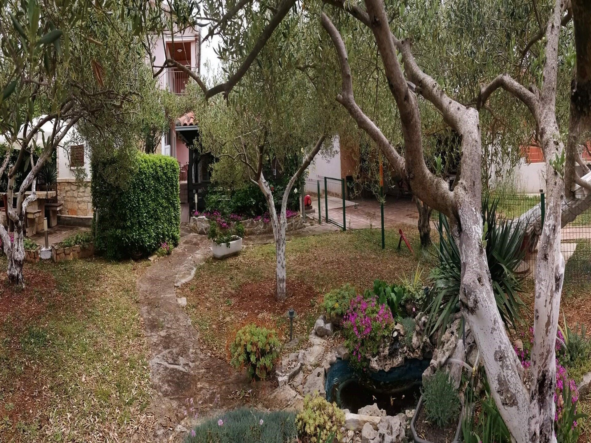 Knus appartement met balkon vlakbij zee in Pirovac - foto 4