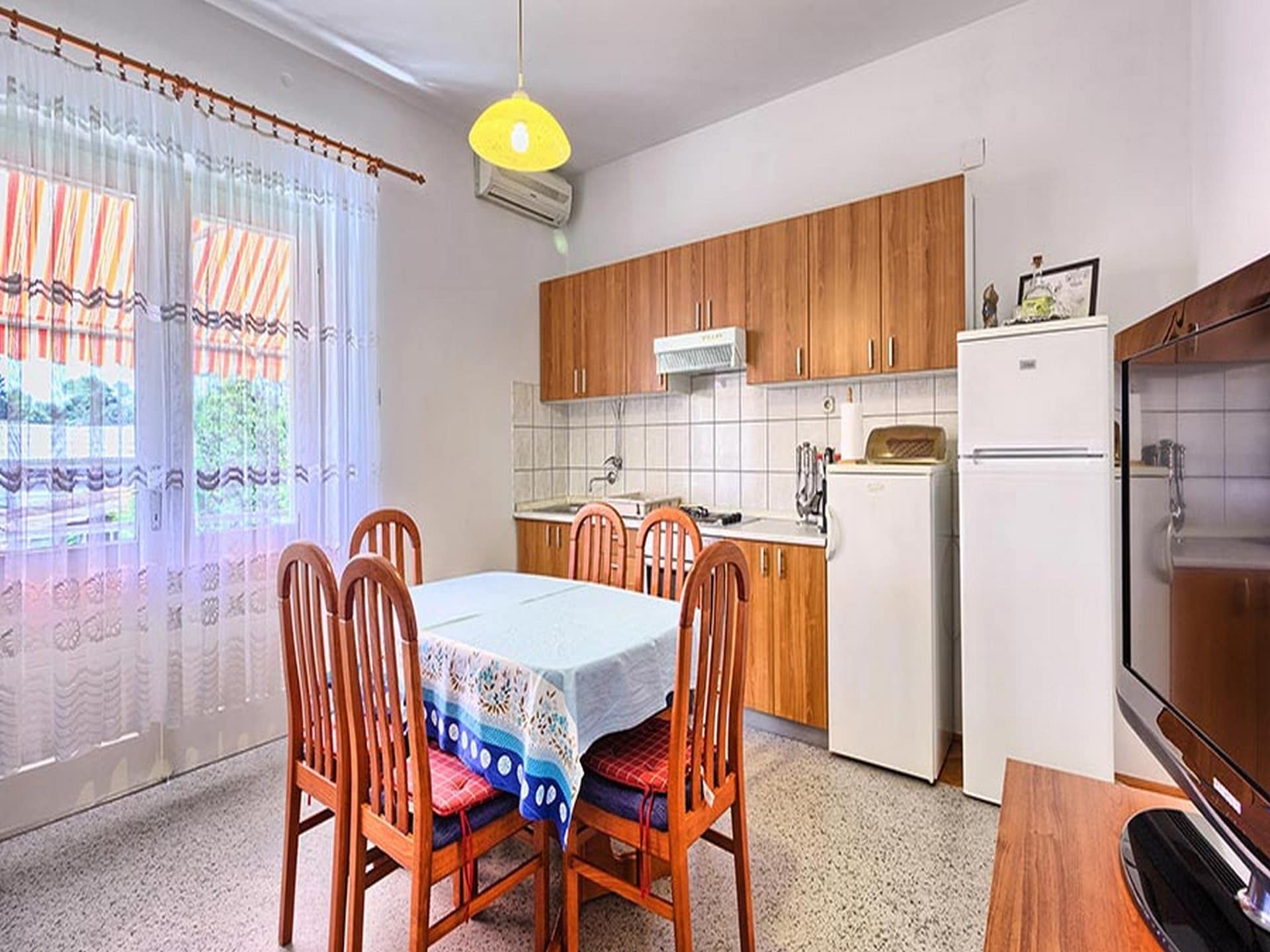 Rustig appartement in Kastel Luksic met balkon, op 100m van het strand - foto 5